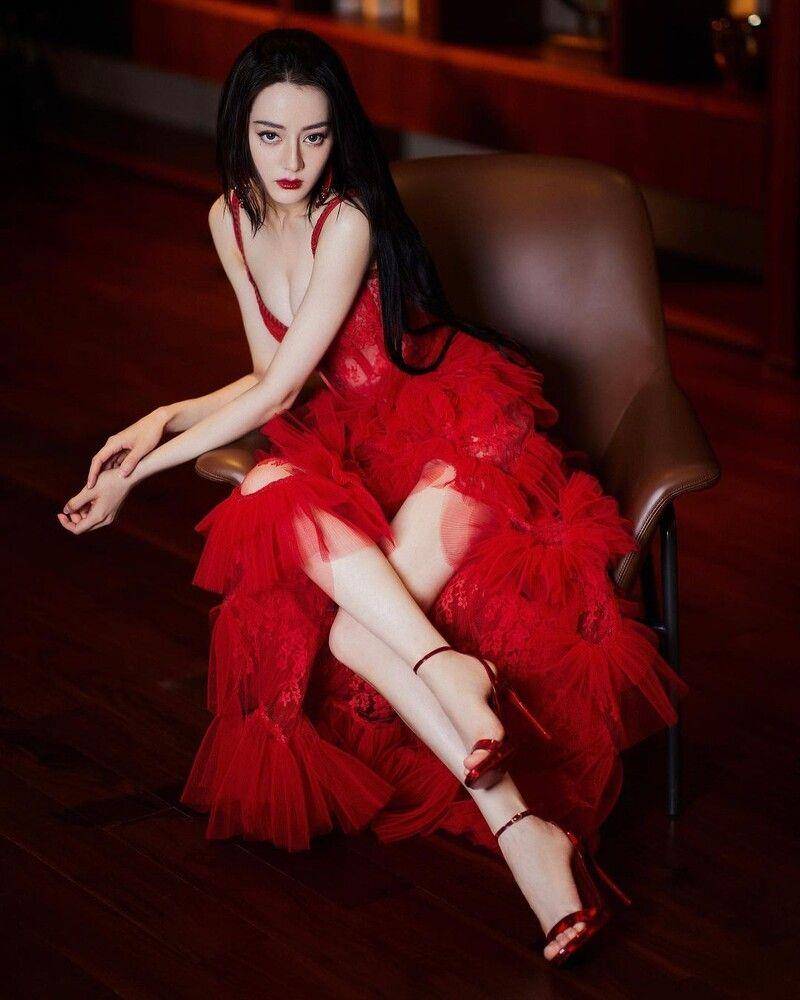 Jisoo白色花卉纱裙仙气满满　专辑、演唱会都穿它，每套价值不斐 时尚穿搭 图10张