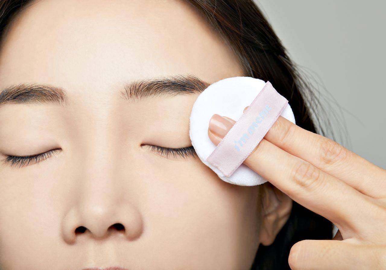 YG明星彩妆师教你定妆不卡粉！干肌、油肌手法不同效果差很大 最新资讯 图1张