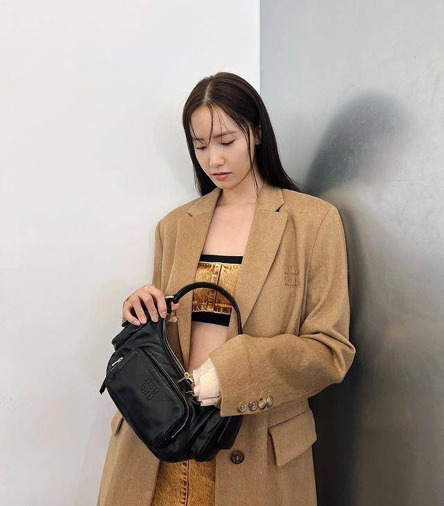 包・开箱／MIU MIU“口袋腋下包”超多功能！荣登最不废小废包 时尚穿搭 图2张