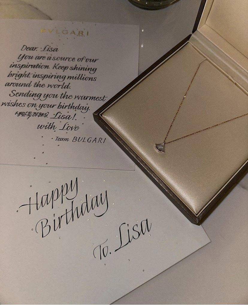 Lisa生日礼物收到手软　宝格丽送项炼、CELINE印名字旅行袋超贴心 名人名流 图2张