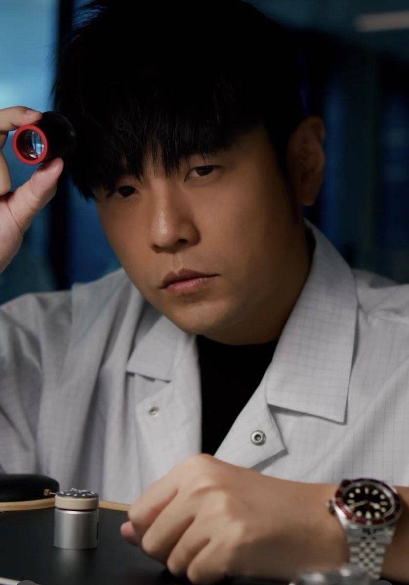 周杰伦俏皮眨眼扮制表师　粉丝替他喊话帝舵表“加薪” 名人名流 图1张