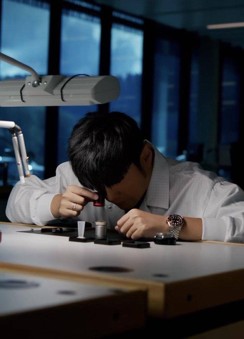 周杰伦俏皮眨眼扮制表师　粉丝替他喊话帝舵表“加薪” 名人名流 图2张