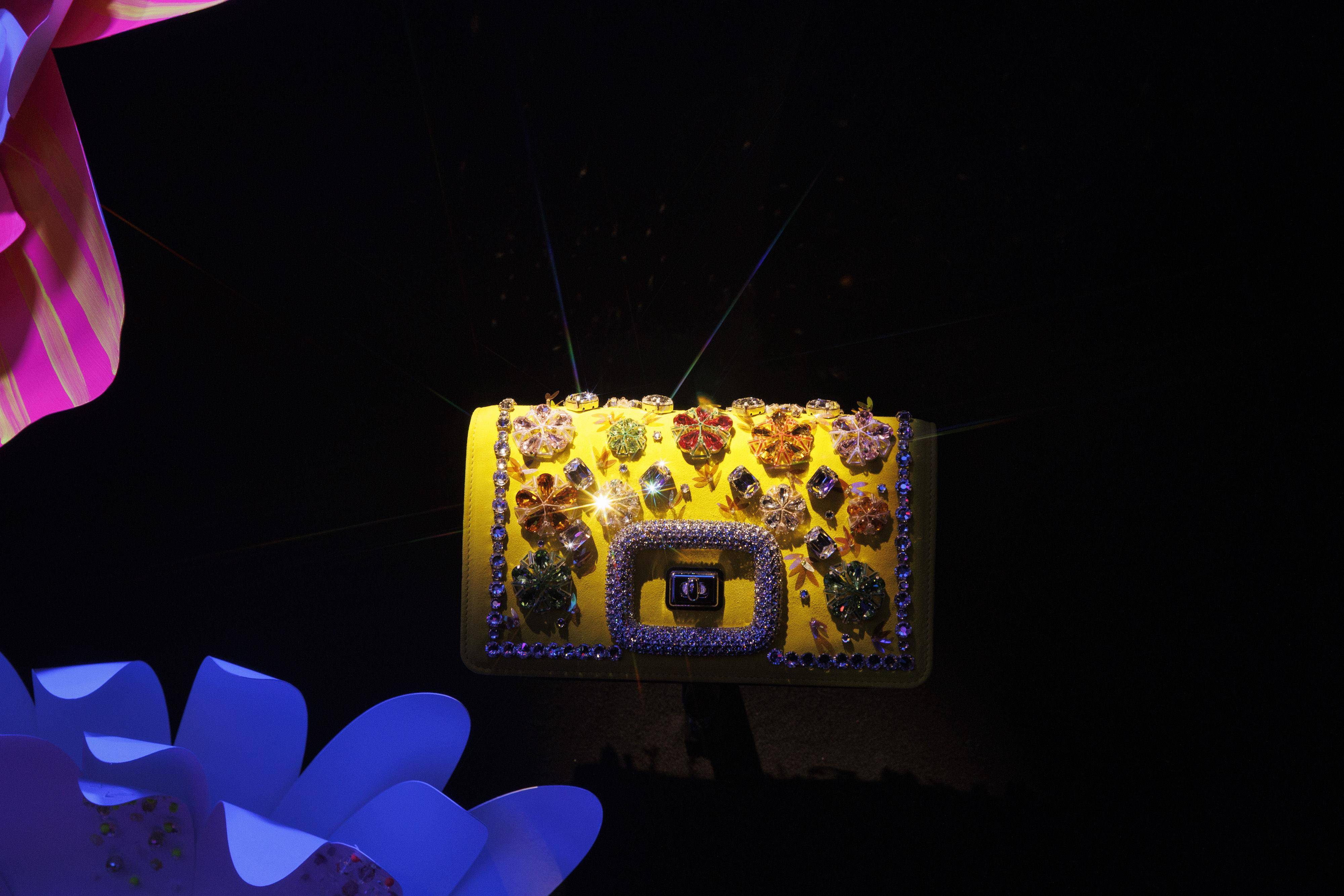 包・开箱／Roger Vivier70年代迪斯可水钻包！撞色亮片、不败方扣最奢华 时尚穿搭 图1张