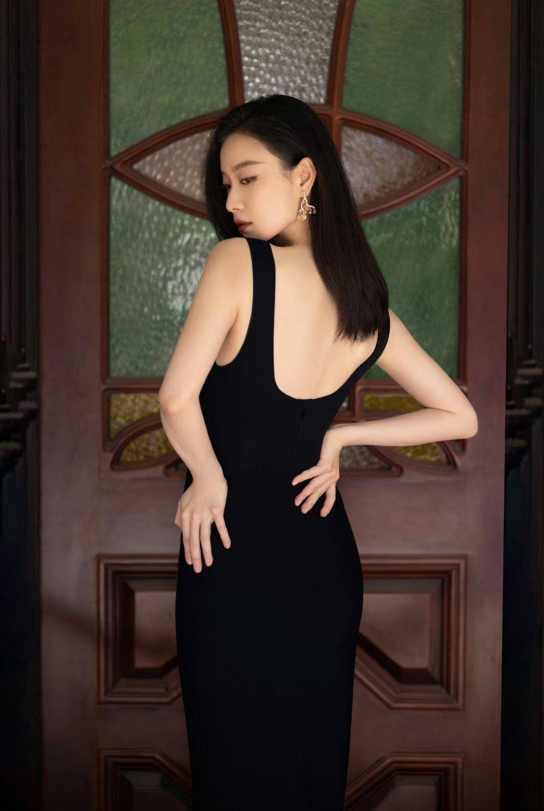 倪妮超贴深U裙变“仙气美人鱼”！　黄金腰臀比转身更辣 名人名流 图3张