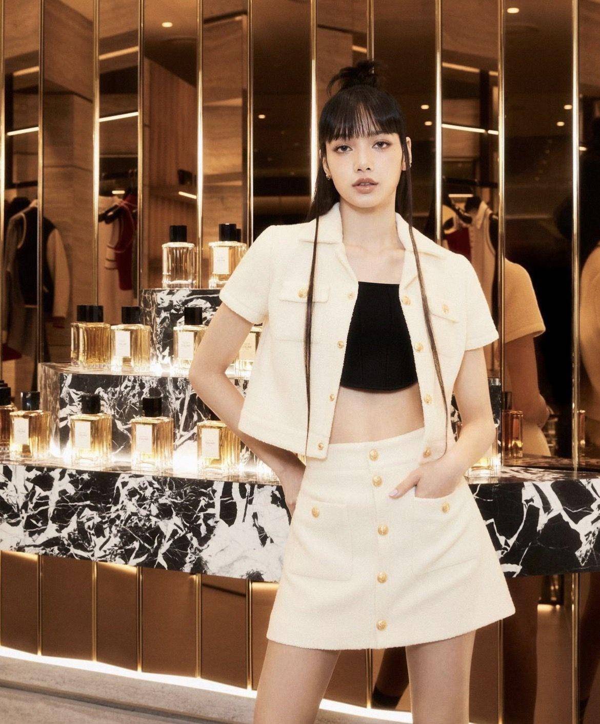 Lisa过完生日开工晒美腿、生图也美翻！合体V、朴宝剑画面攻占社群 名人名流 图1张