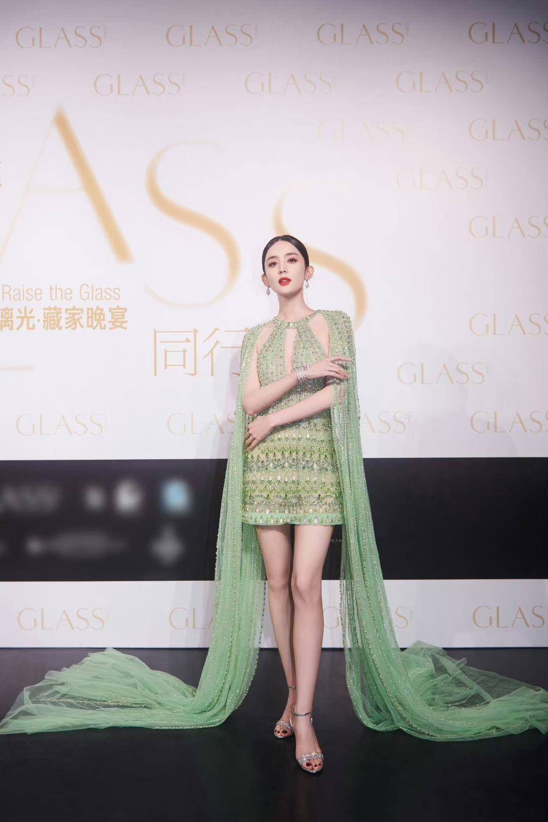 范冰冰渐变礼服输给“新疆维纳斯”！　她美神降临披肩短裙超仙 名人名流 图5张