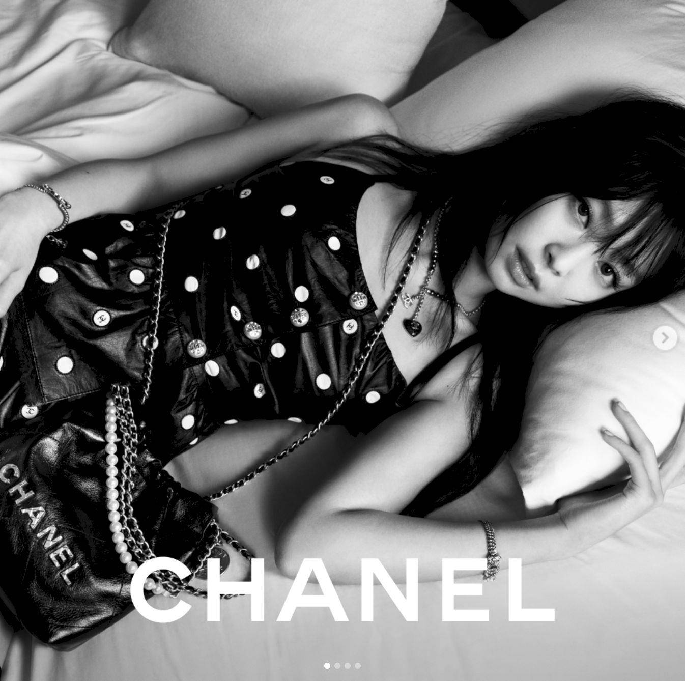 周迅霸气光腿躺晒CHANEL 22迷你包　对尬人间香奈儿Jennie 名人名流 图3张