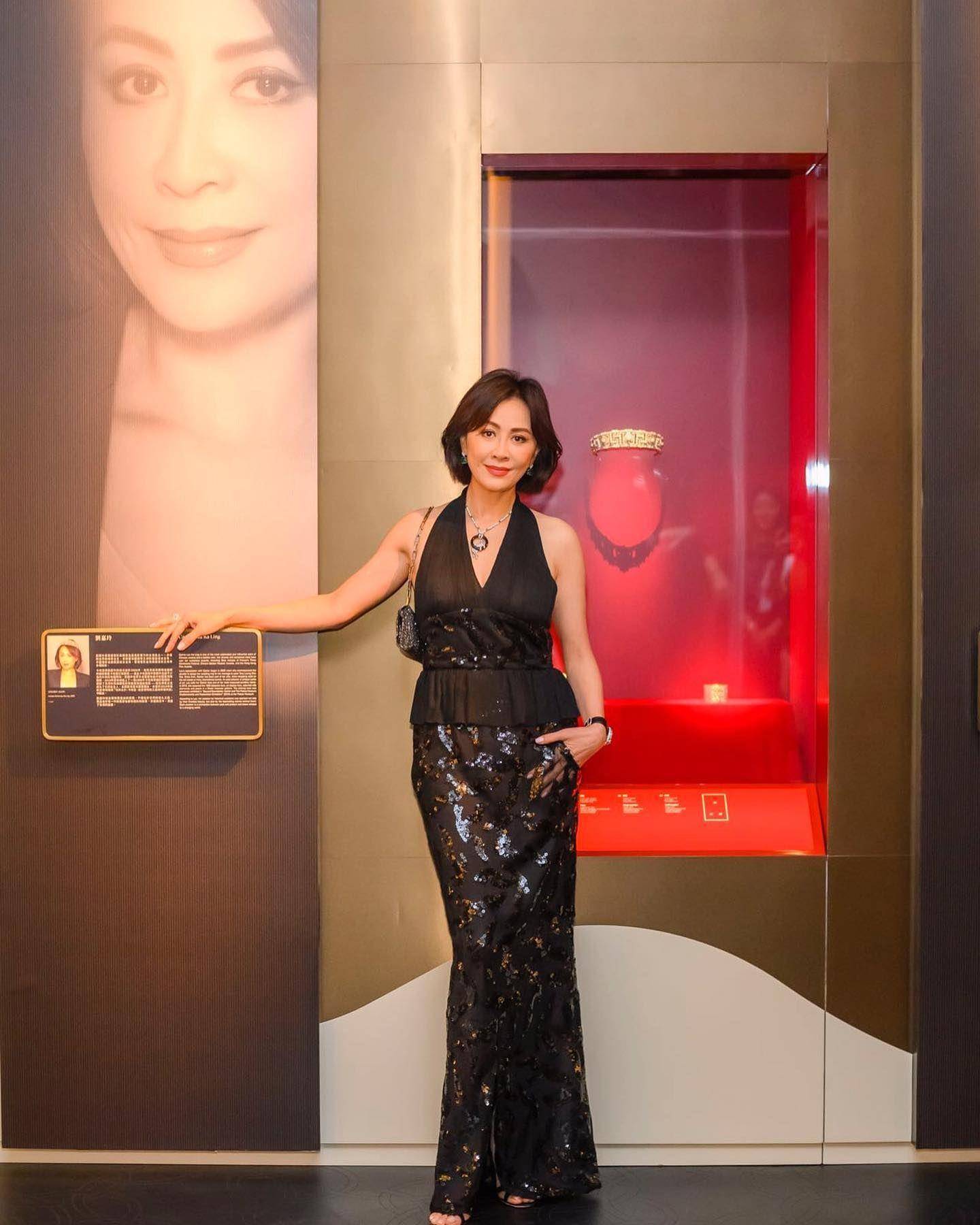 林青霞羽毛装配红帽俏丽极了　揪杨紫琼赏卡地亚特展 名人名流 图4张