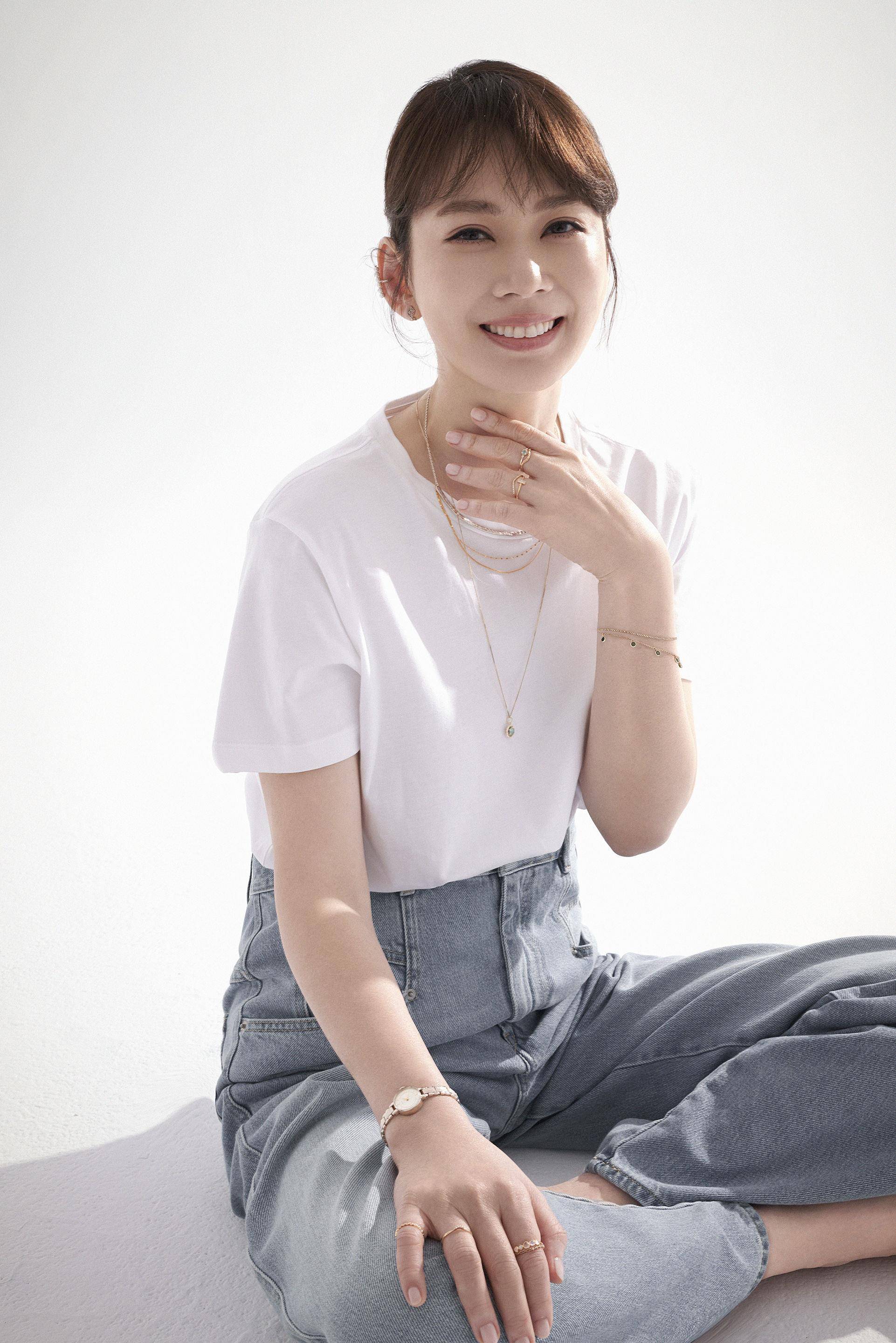 “时尚妈咪”Melody叠搭轻珠宝瞬间减龄　漂亮秘诀“做自己” 奢侈品牌 图1张