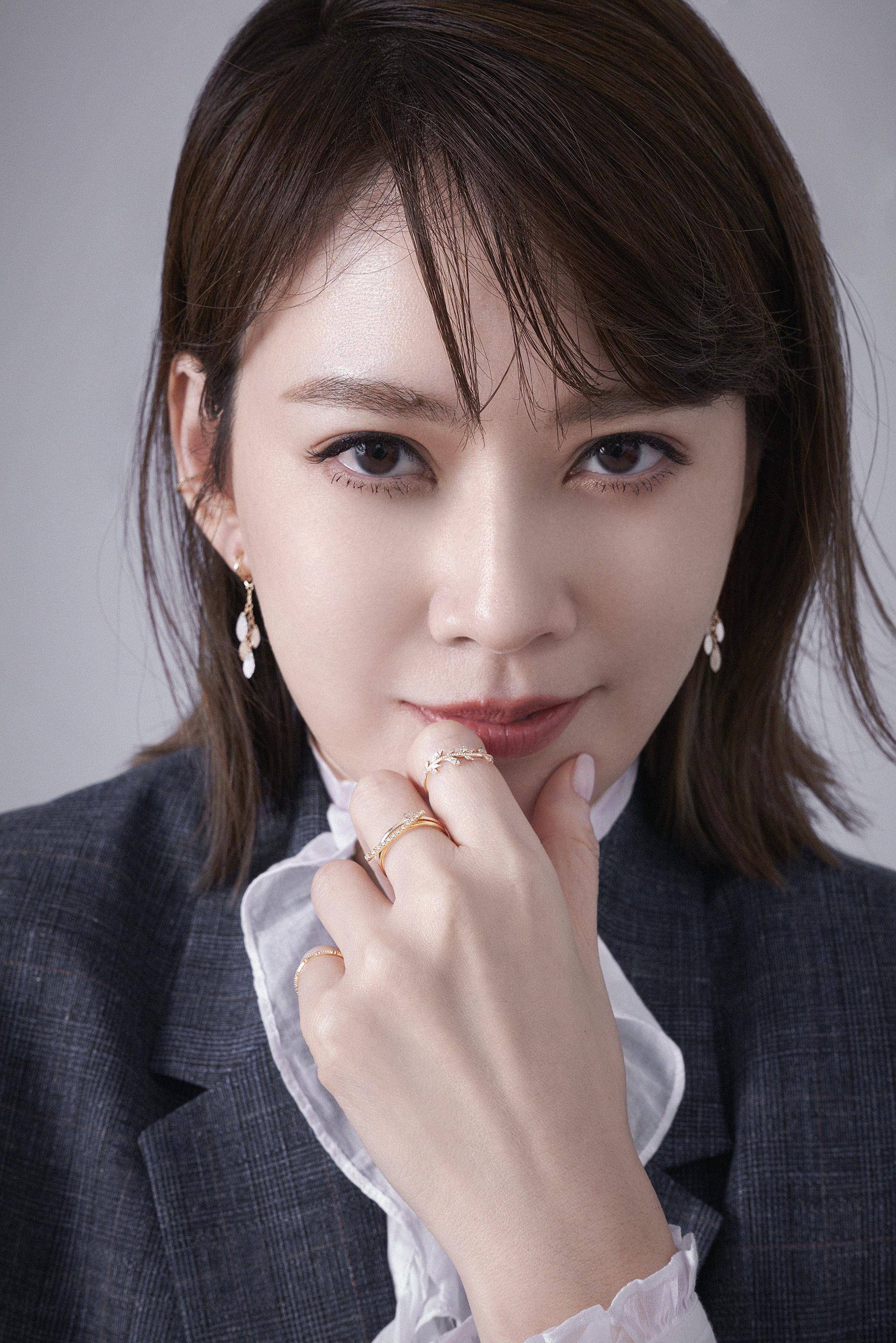 “时尚妈咪”Melody叠搭轻珠宝瞬间减龄　漂亮秘诀“做自己” 奢侈品牌 图2张