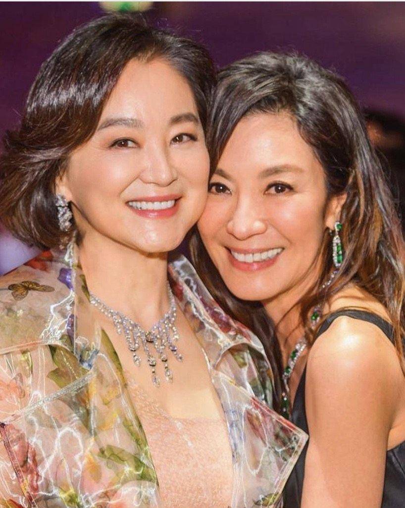 杨紫琼、林青霞脸贴脸灿笑美翻　刘嘉玲性感晚礼服迎战 奢侈品牌 图1张