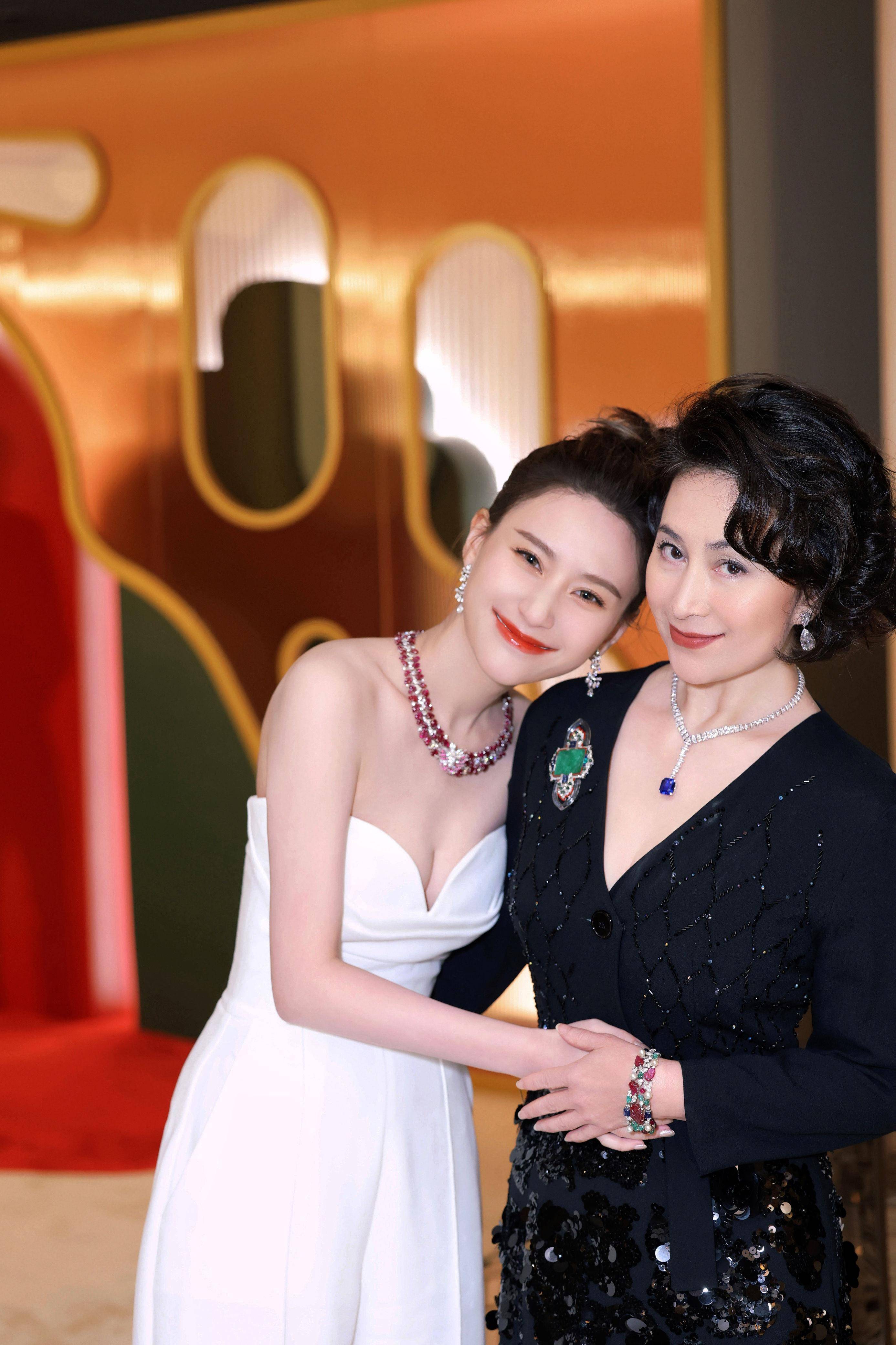 杨紫琼、林青霞脸贴脸灿笑美翻　刘嘉玲性感晚礼服迎战 奢侈品牌 图3张