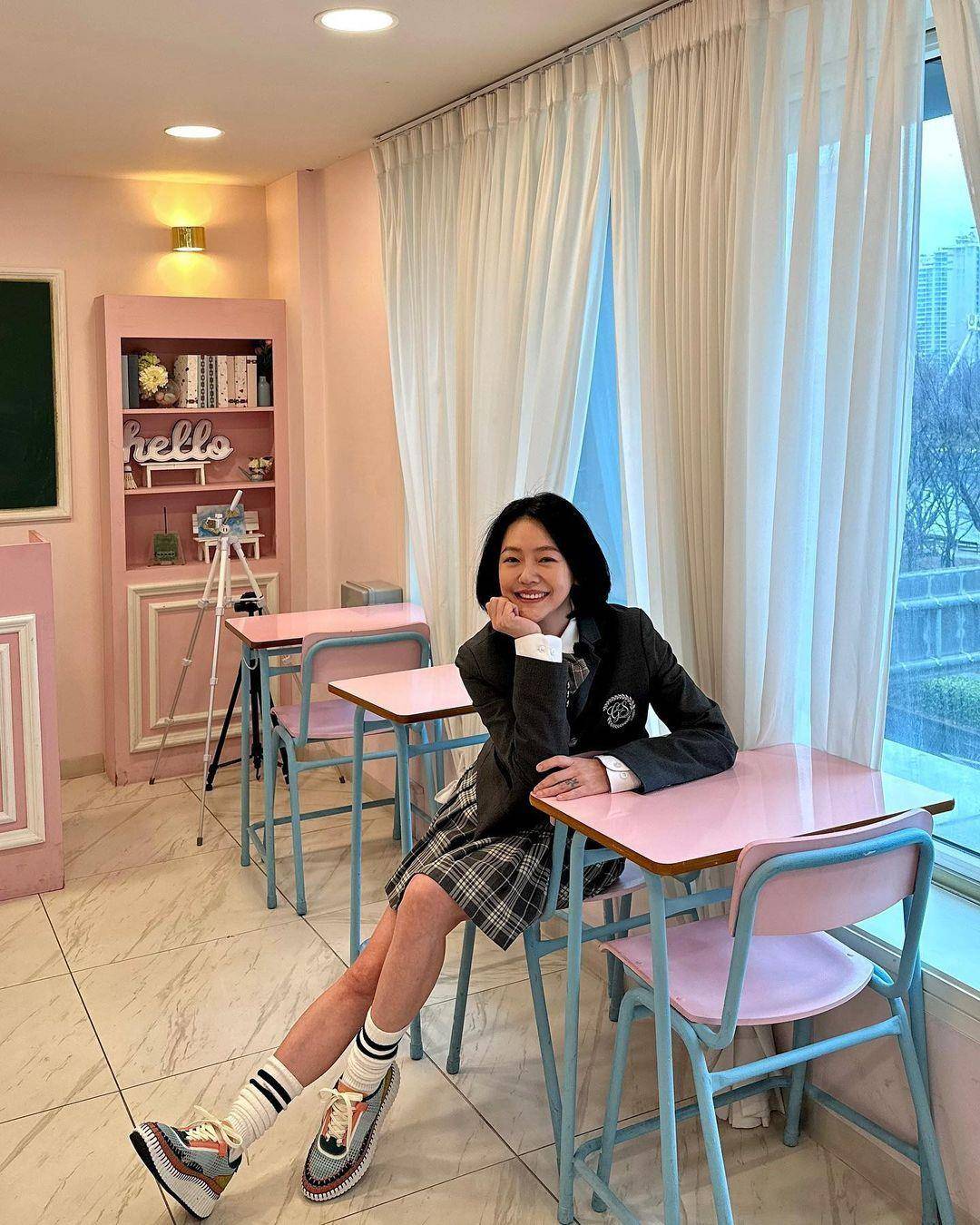 李晶晶超短裤配Chloé贝壳鞋长腿无敌　小S踩花草绿同款好百搭 名人名流 图2张