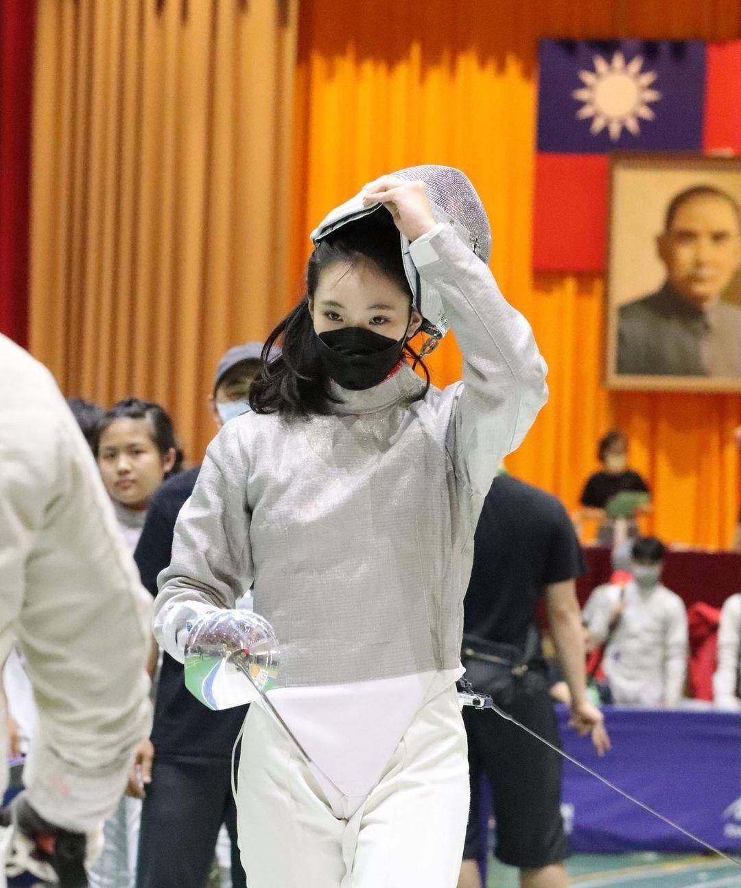 小S二女儿Lily神似《黑暗》林智妍　差17岁“撞蚂蚁腰”飘仙气 名人名流 图3张