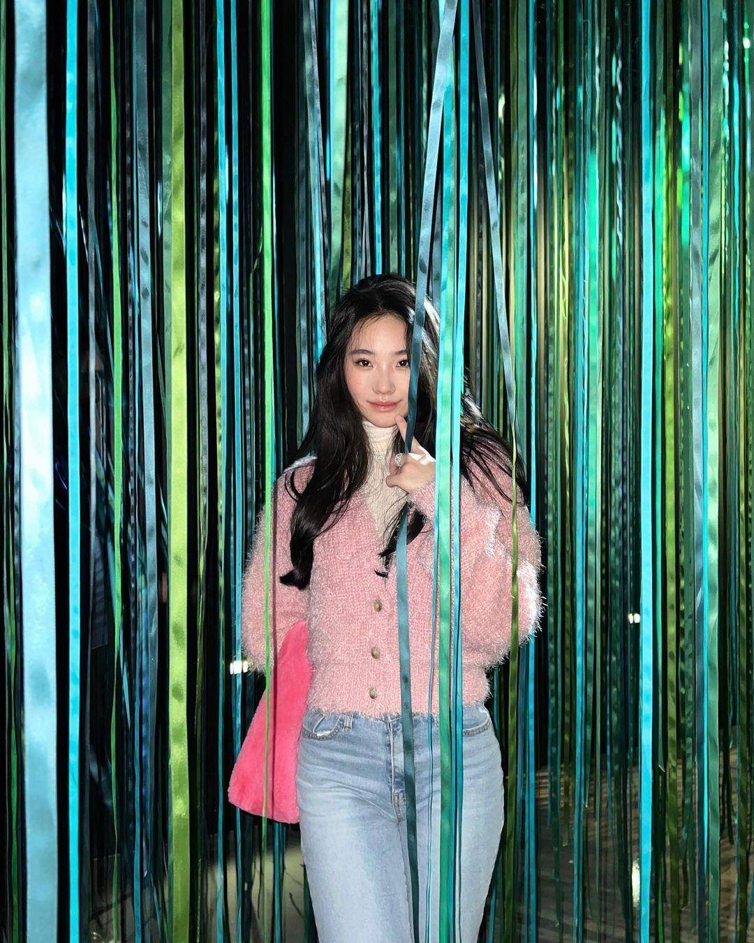 小S二女儿Lily神似《黑暗》林智妍　差17岁“撞蚂蚁腰”飘仙气 名人名流 图5张