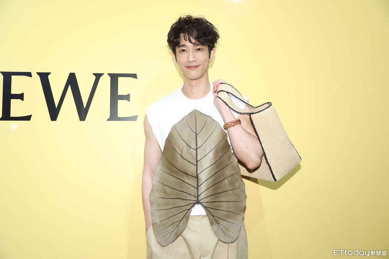 刘以豪“一片海芋”挡身前现身LOEWE　王柏杰自曝度假时“没在穿衣服”！ 名人名流 图1张