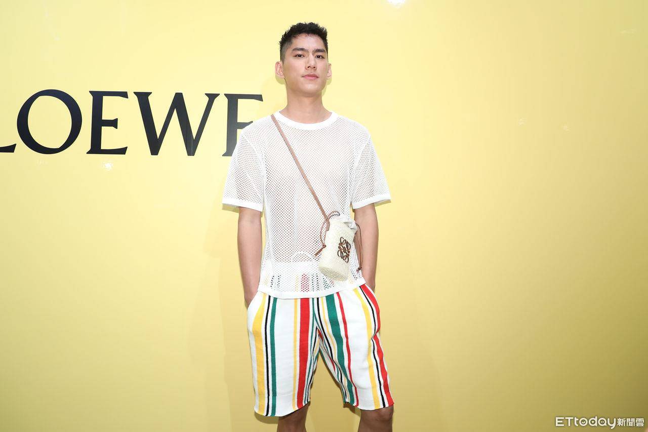 刘以豪“一片海芋”挡身前现身LOEWE　王柏杰自曝度假时“没在穿衣服”！ 名人名流 图5张