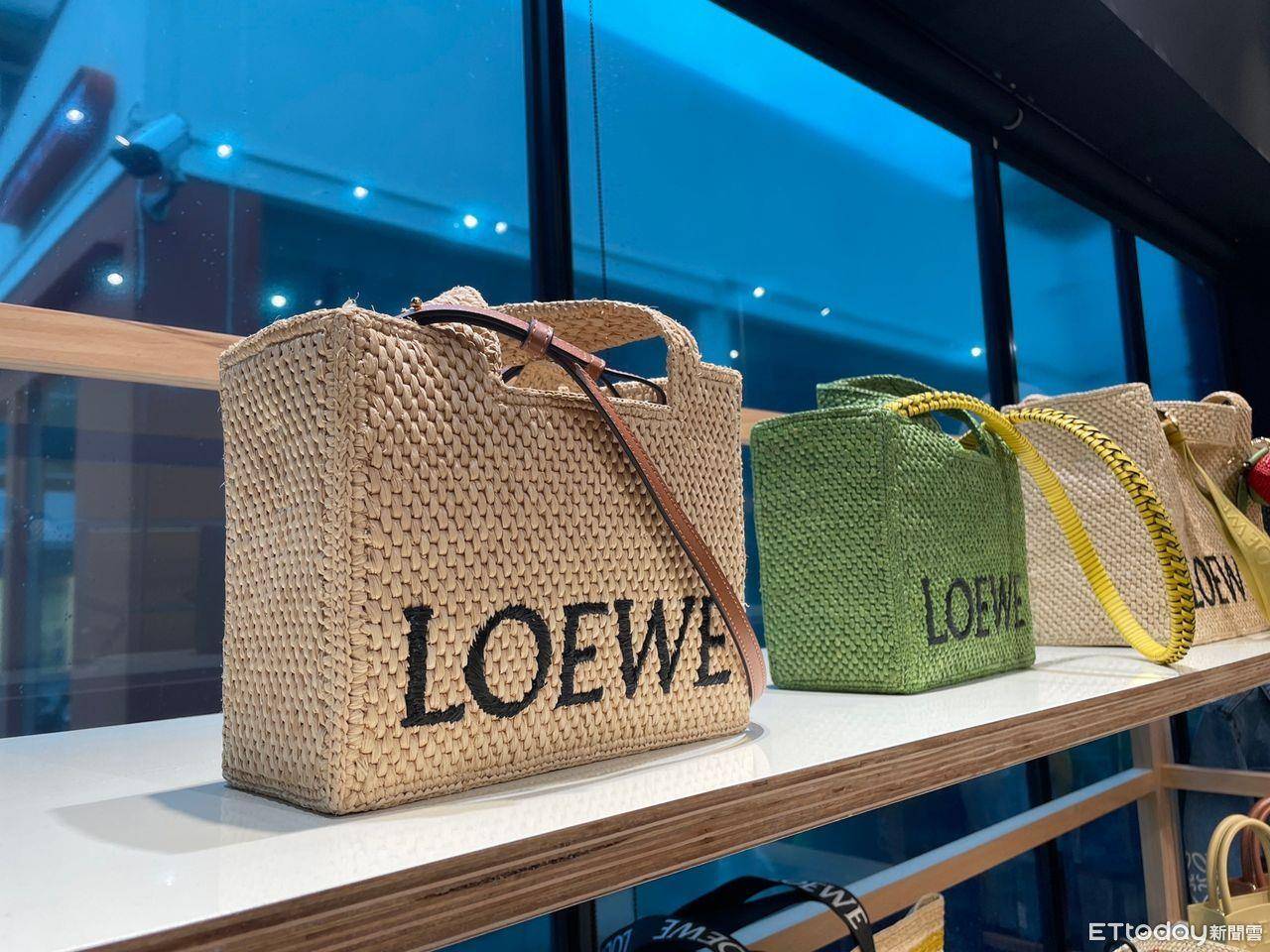 刘以豪“一片海芋”挡身前现身LOEWE　王柏杰自曝度假时“没在穿衣服”！ 名人名流 图8张