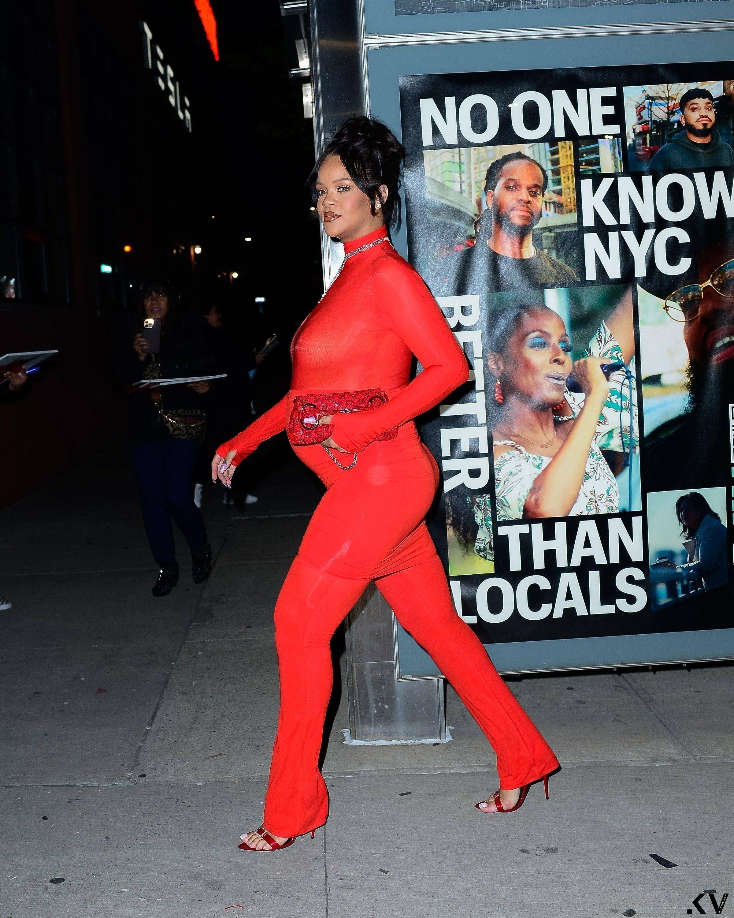 蕾哈娜约会穿超狂“红色连体衣”被捕捉！　手中揭露近期爱包 名人名流 图1张