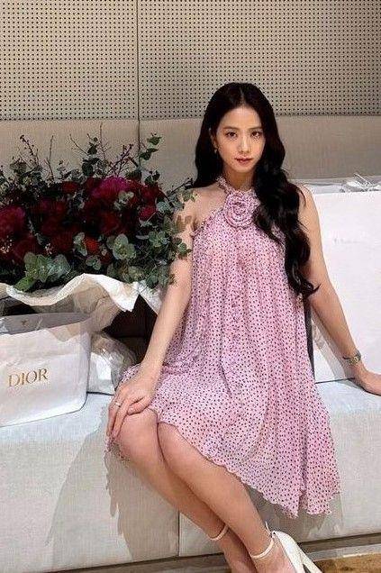Jennie衣橱私藏的工装裤、Jisoo花卉装超仙！　Y2K控必收春夏单品公开 名人名流 图1张
