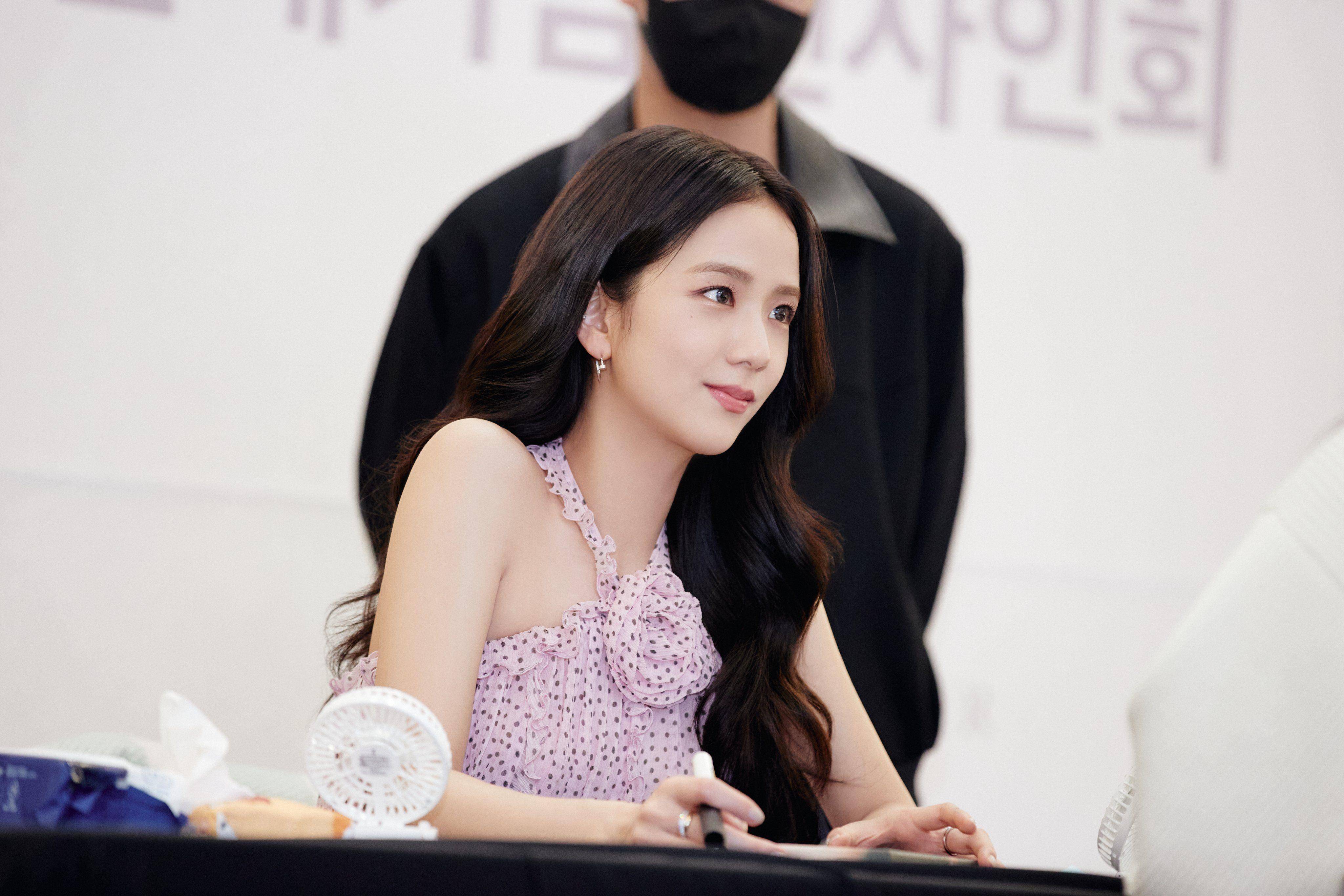 Jennie衣橱私藏的工装裤、Jisoo花卉装超仙！　Y2K控必收春夏单品公开 名人名流 图2张