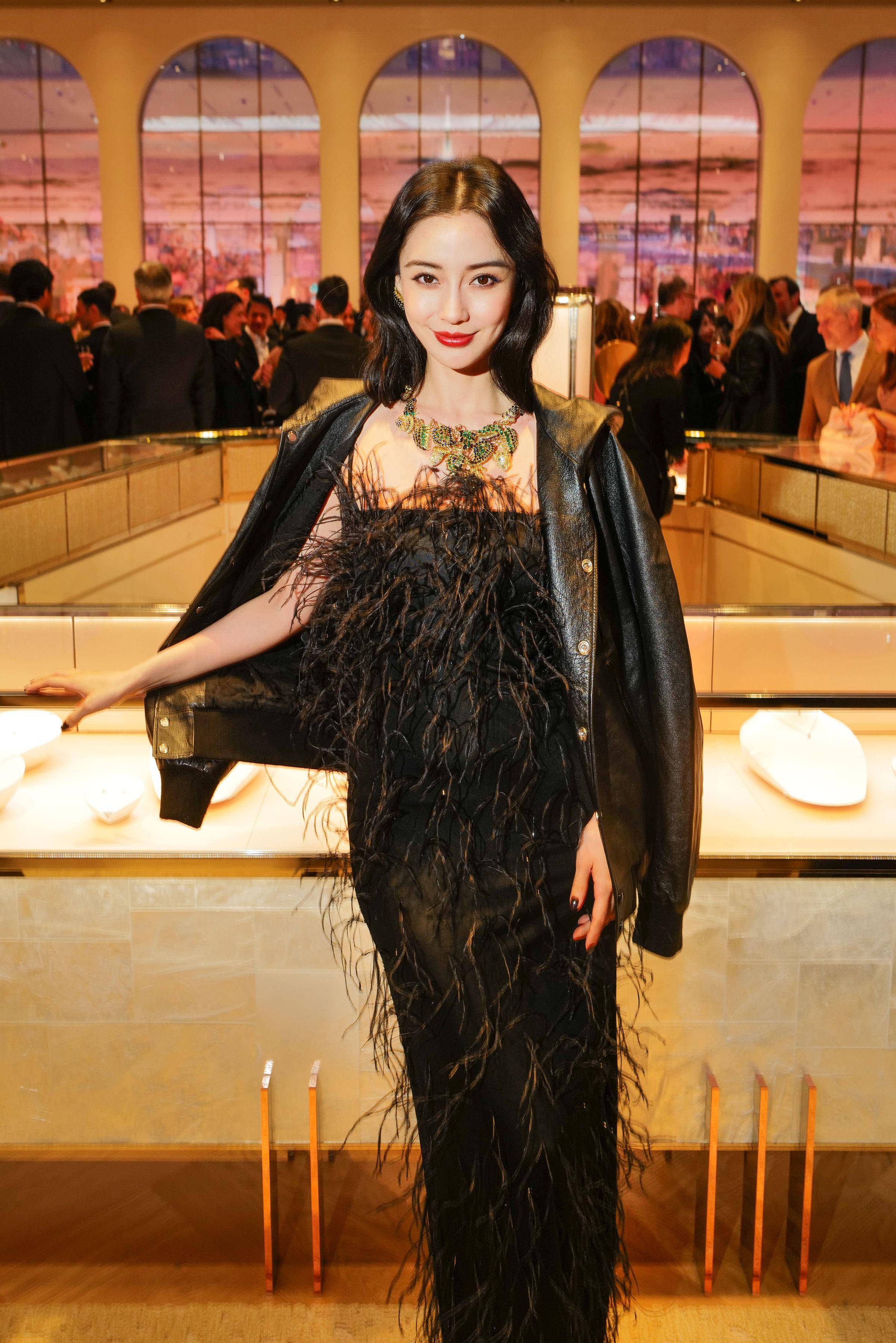 “花边教主”一侧身露美胸　4宝辣妈跑趴风头强压“神力女超人” 名人名流 图4张