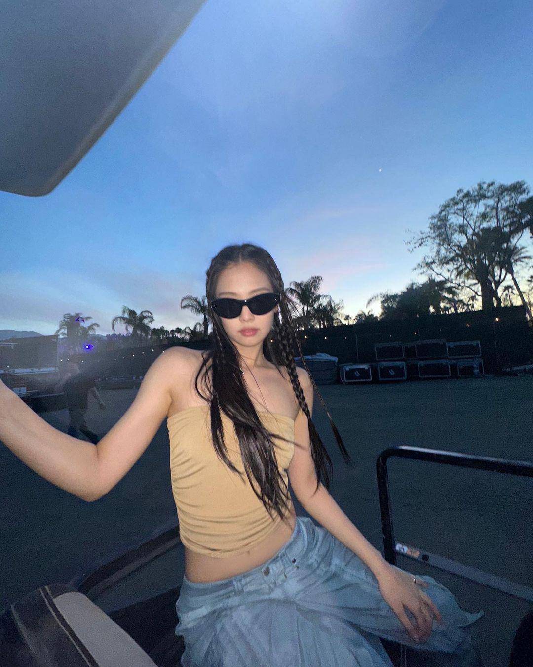 Jennie衣橱私藏的工装裤、Jisoo花卉装超仙！　Y2K控必收春夏单品公开 名人名流 图3张