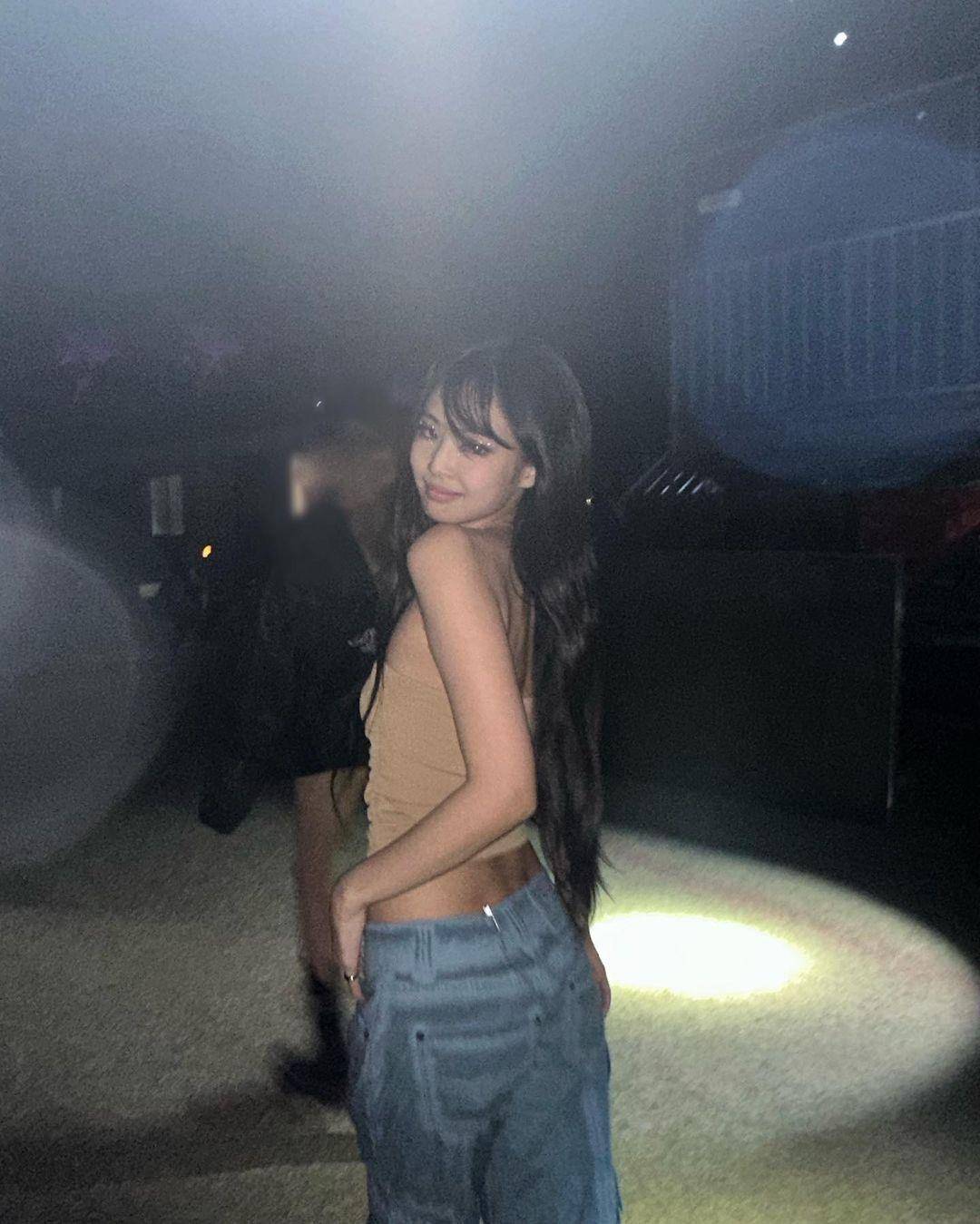 Jennie衣橱私藏的工装裤、Jisoo花卉装超仙！　Y2K控必收春夏单品公开 名人名流 图4张