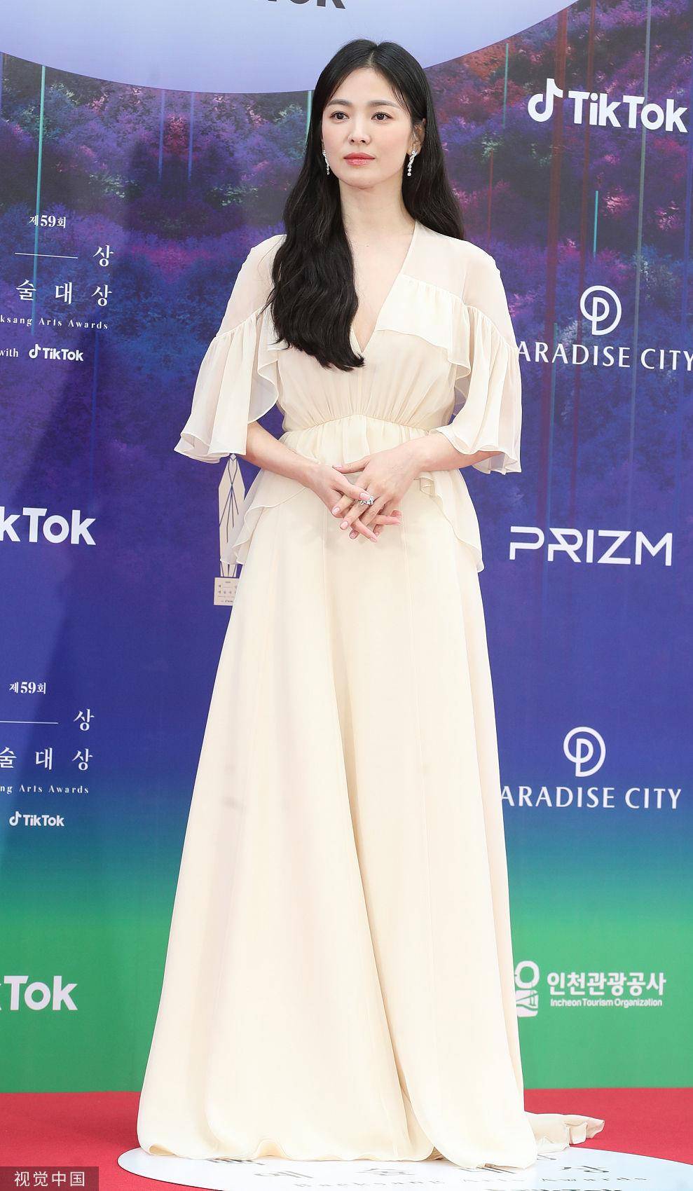 百想视后宋慧乔韩牌深V薄纱惊艳　秀智“人间黑天鹅”轻松突围 名人名流 图1张