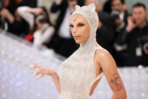 Met Gala／老佛爷爱猫分身上红毯！杰瑞德雷托穿布偶装超狂　连眼睛都有哏 时尚穿搭 图2张