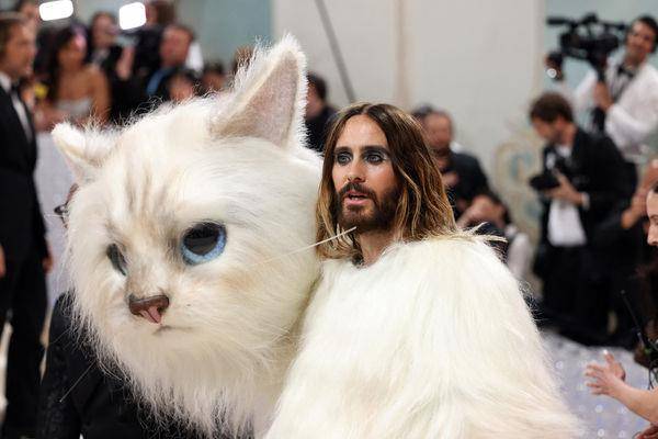 Met Gala／老佛爷爱猫分身上红毯！杰瑞德雷托穿布偶装超狂　连眼睛都有哏 时尚穿搭 图3张
