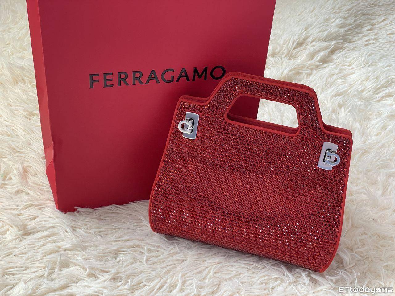 包・开箱／有史以来最闪！“FERRAGAMO红”Wanda包镶嵌满版水晶美翻 时尚穿搭 图4张