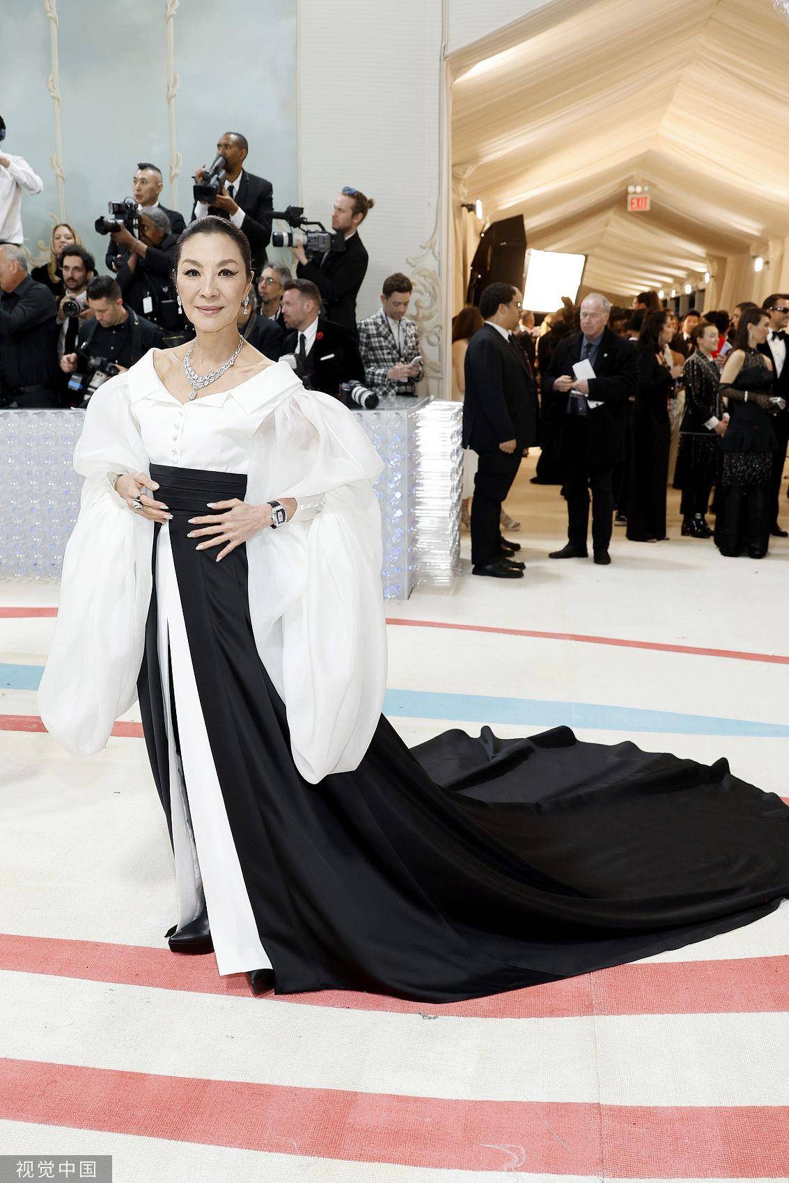 MET Gala／珍妮佛罗培兹胸前全空辣度赢了！杨紫琼黑白战袍霸气登场 名人名流 图2张