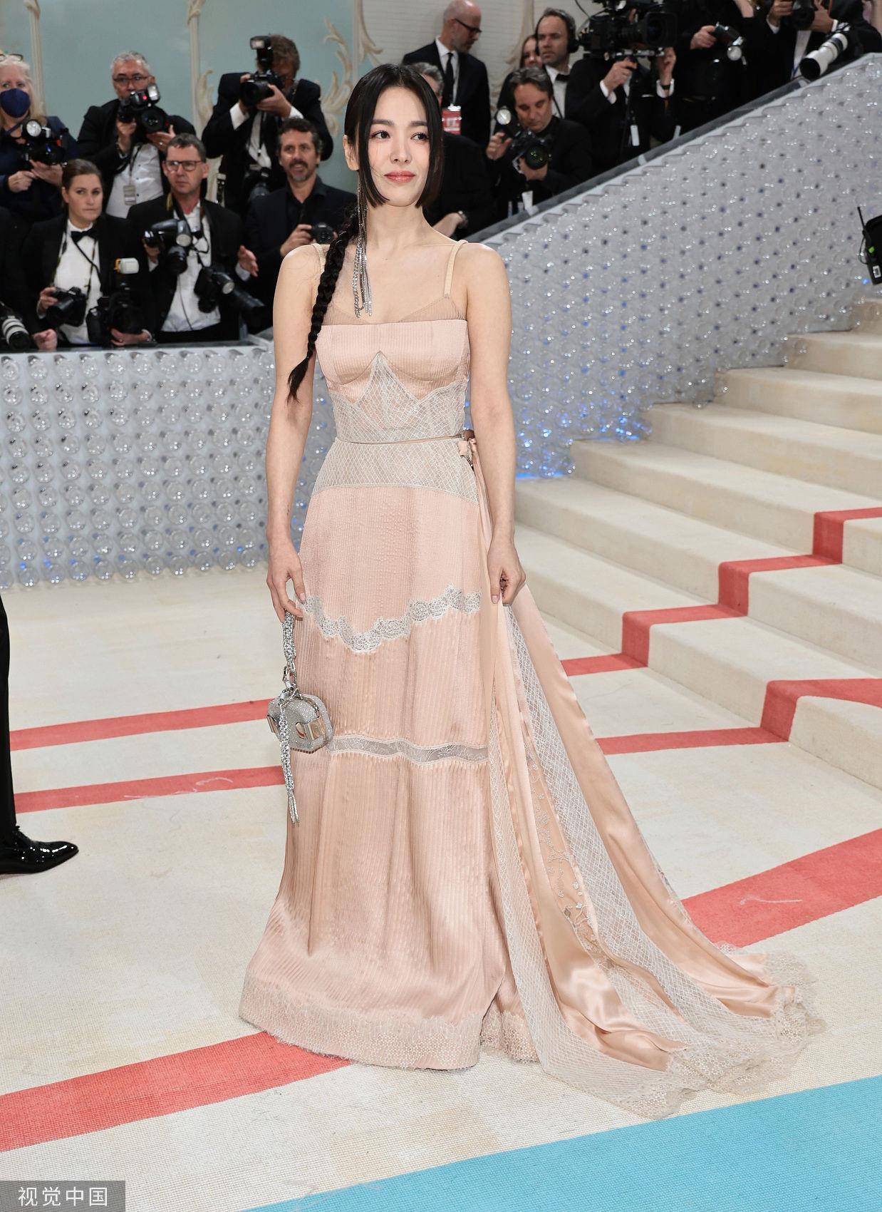 MET Gala／Jennie穿香奈儿古董裙初登场　宋慧乔公主切发型气势全开 名人名流 图2张