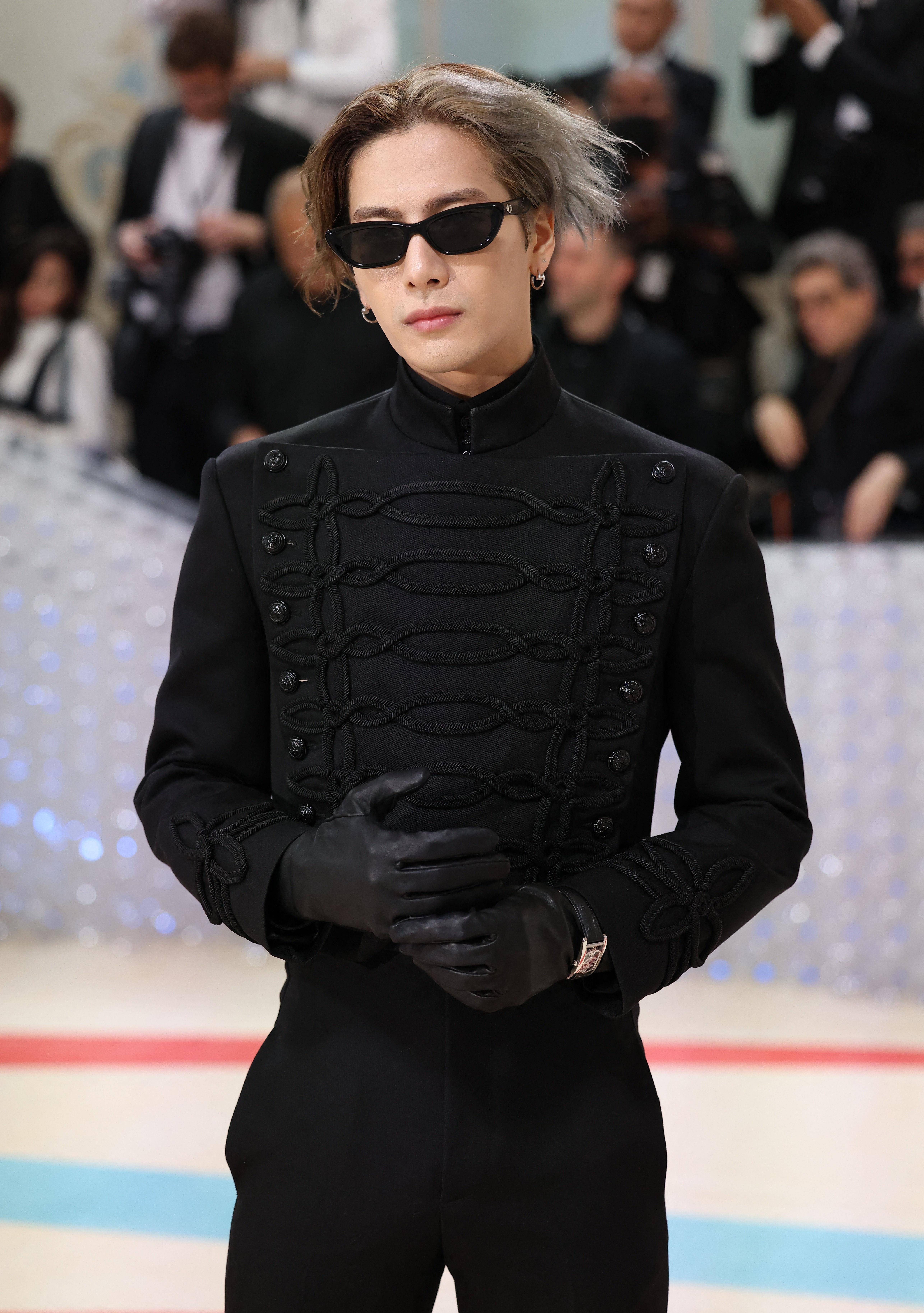 MET Gala／王嘉尔帅度破表获外媒盛赞！男星扮“银猫”闯红毯屁股蛋全露 时尚穿搭 图1张