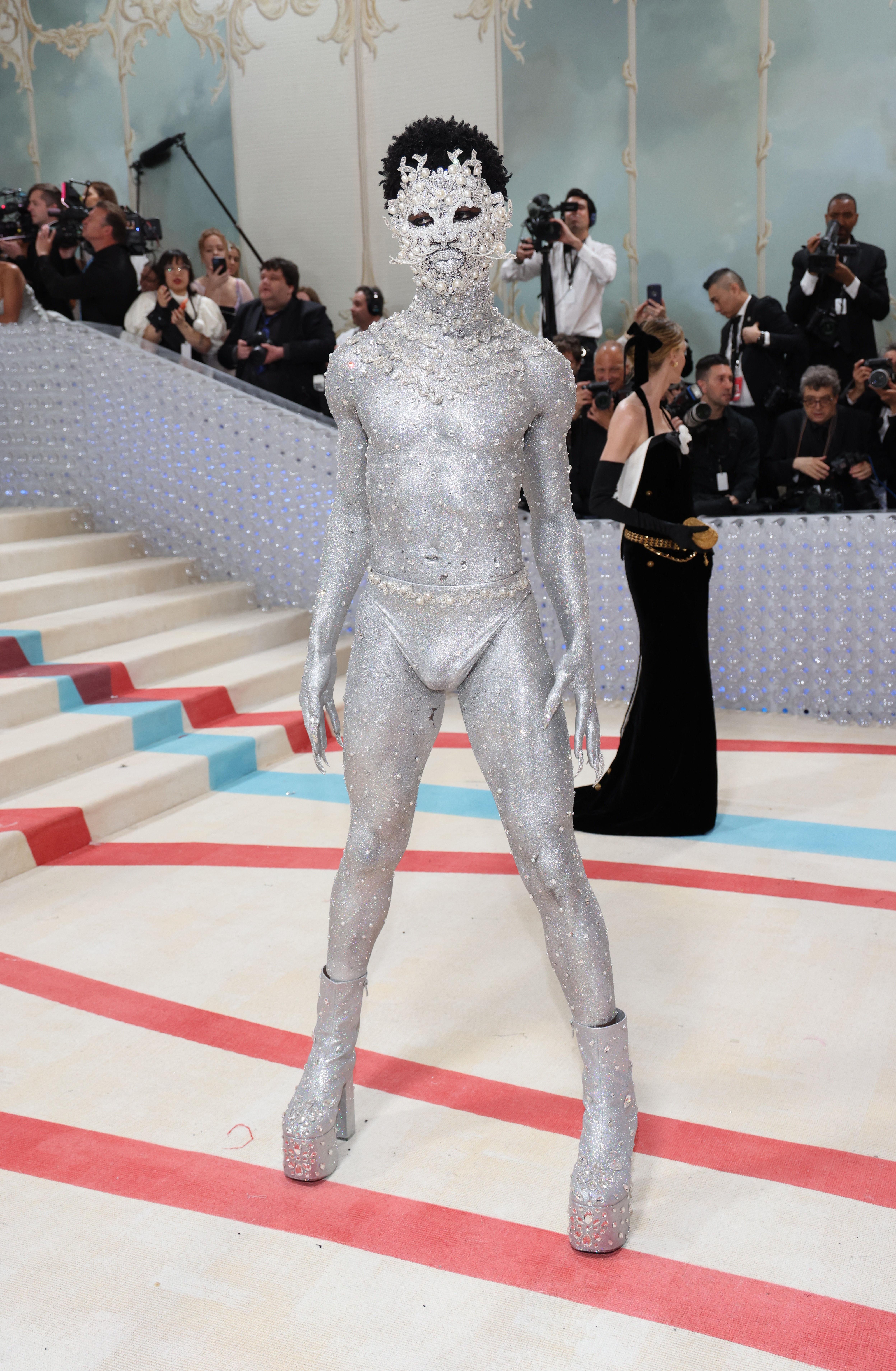 MET Gala／王嘉尔帅度破表获外媒盛赞！男星扮“银猫”闯红毯屁股蛋全露 时尚穿搭 图2张