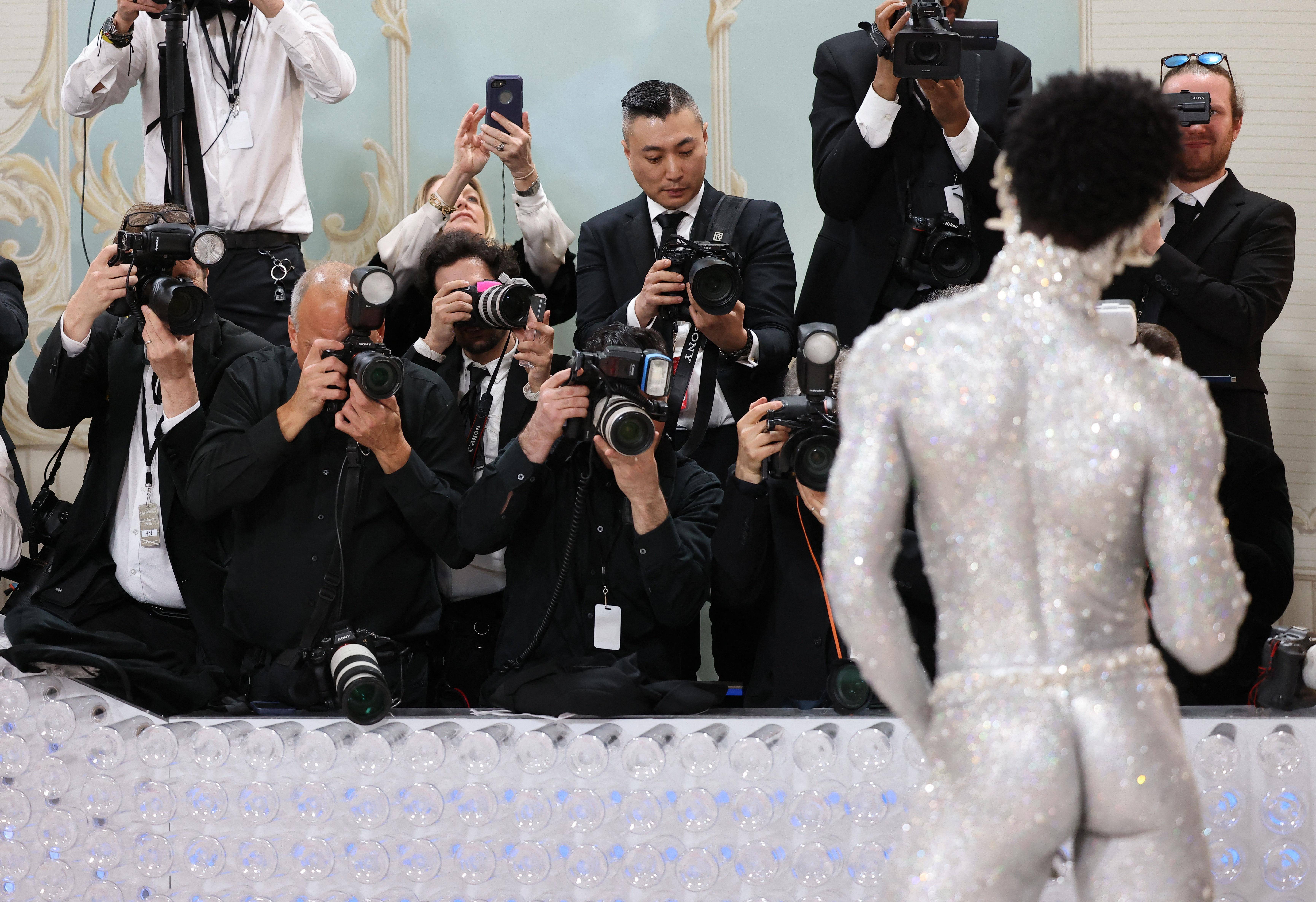 MET Gala／王嘉尔帅度破表获外媒盛赞！男星扮“银猫”闯红毯屁股蛋全露 时尚穿搭 图3张