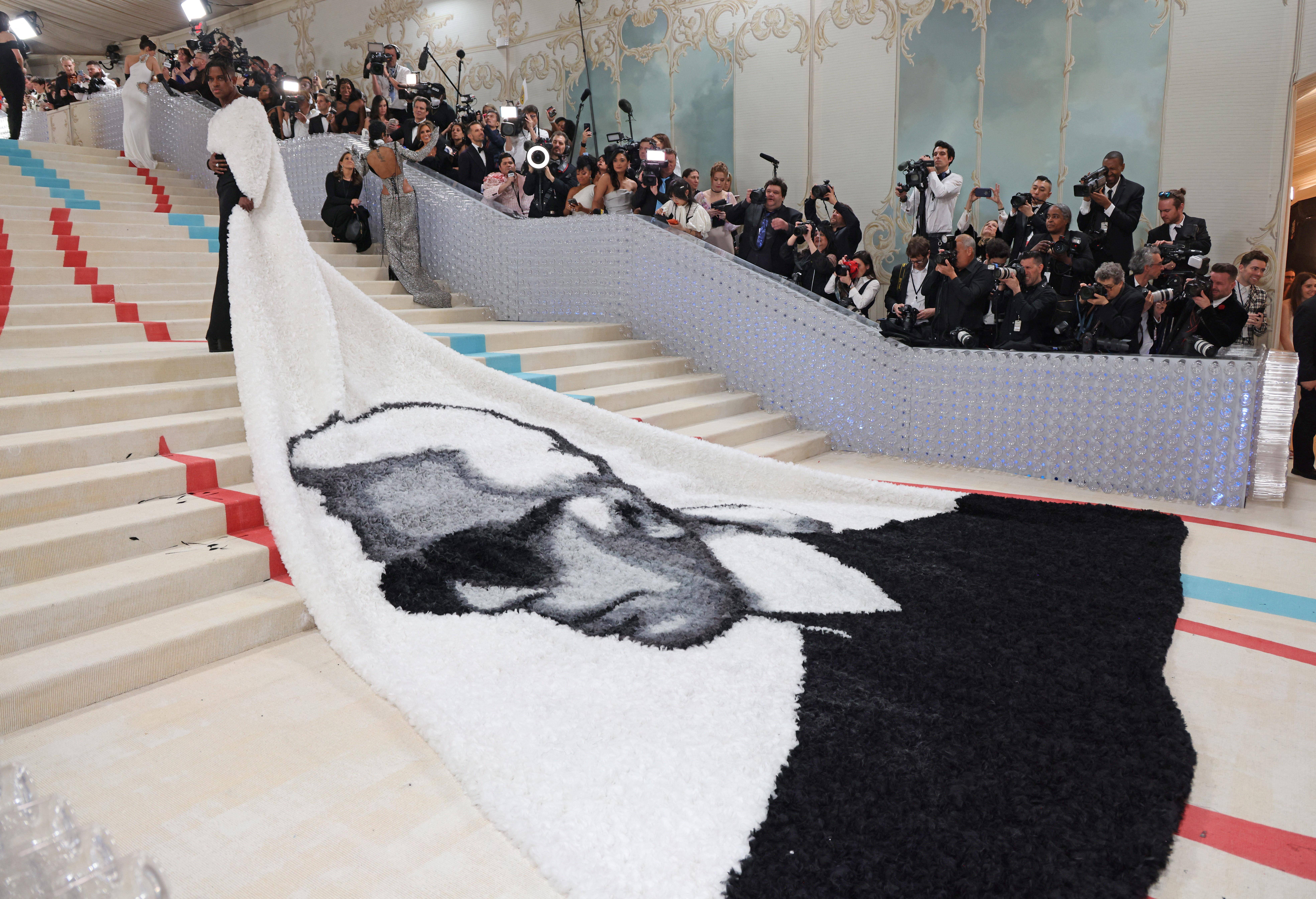MET Gala／王嘉尔帅度破表获外媒盛赞！男星扮“银猫”闯红毯屁股蛋全露 时尚穿搭 图4张