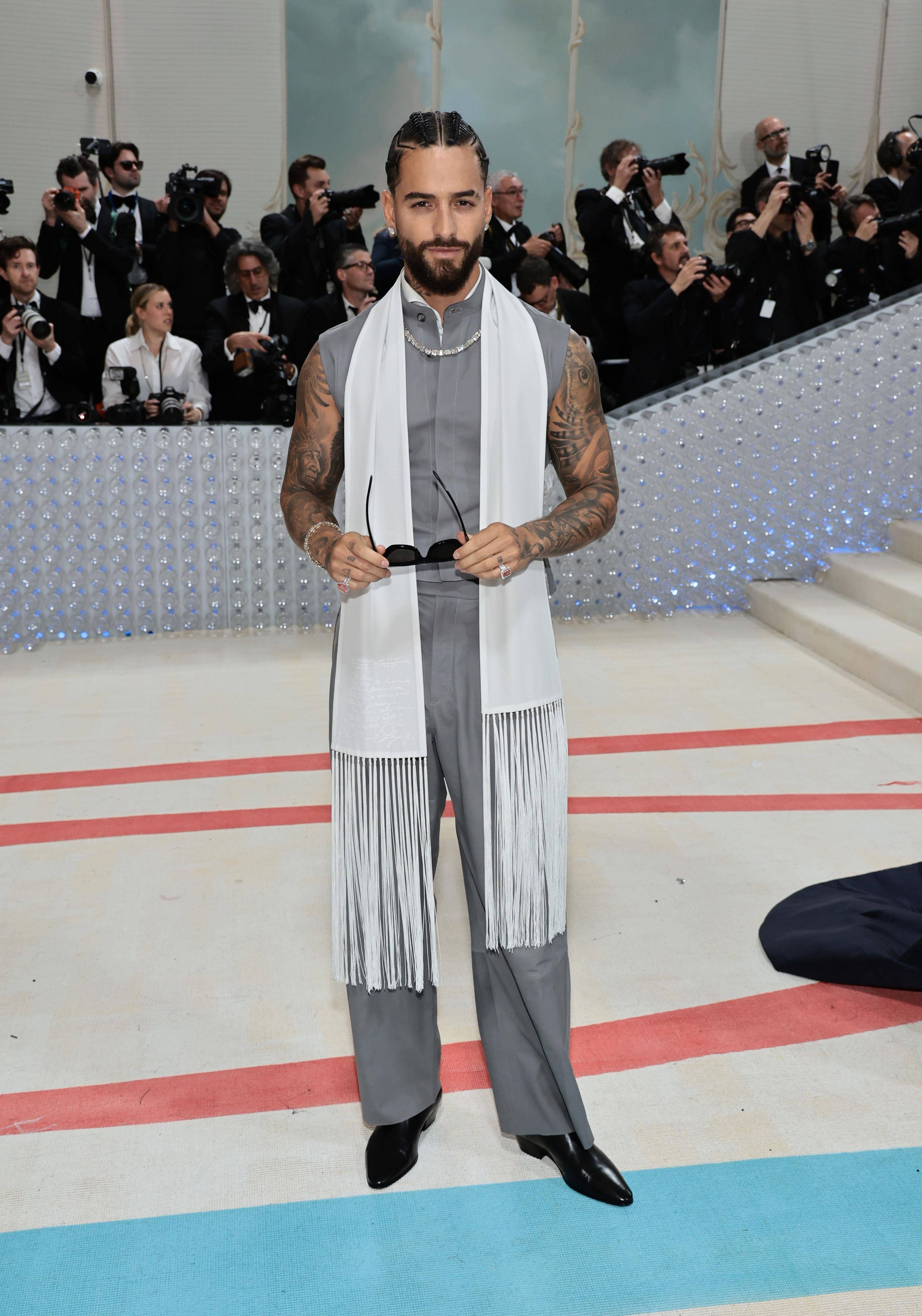 MET Gala／王嘉尔帅度破表获外媒盛赞！男星扮“银猫”闯红毯屁股蛋全露 时尚穿搭 图6张