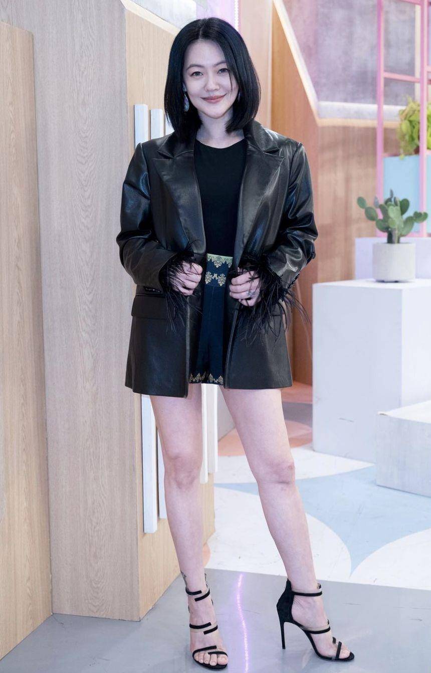 小S与大女儿Elly默契晒暗黑皮衣造型！“同款外套”长腿线条神复制 名人名流 图1张