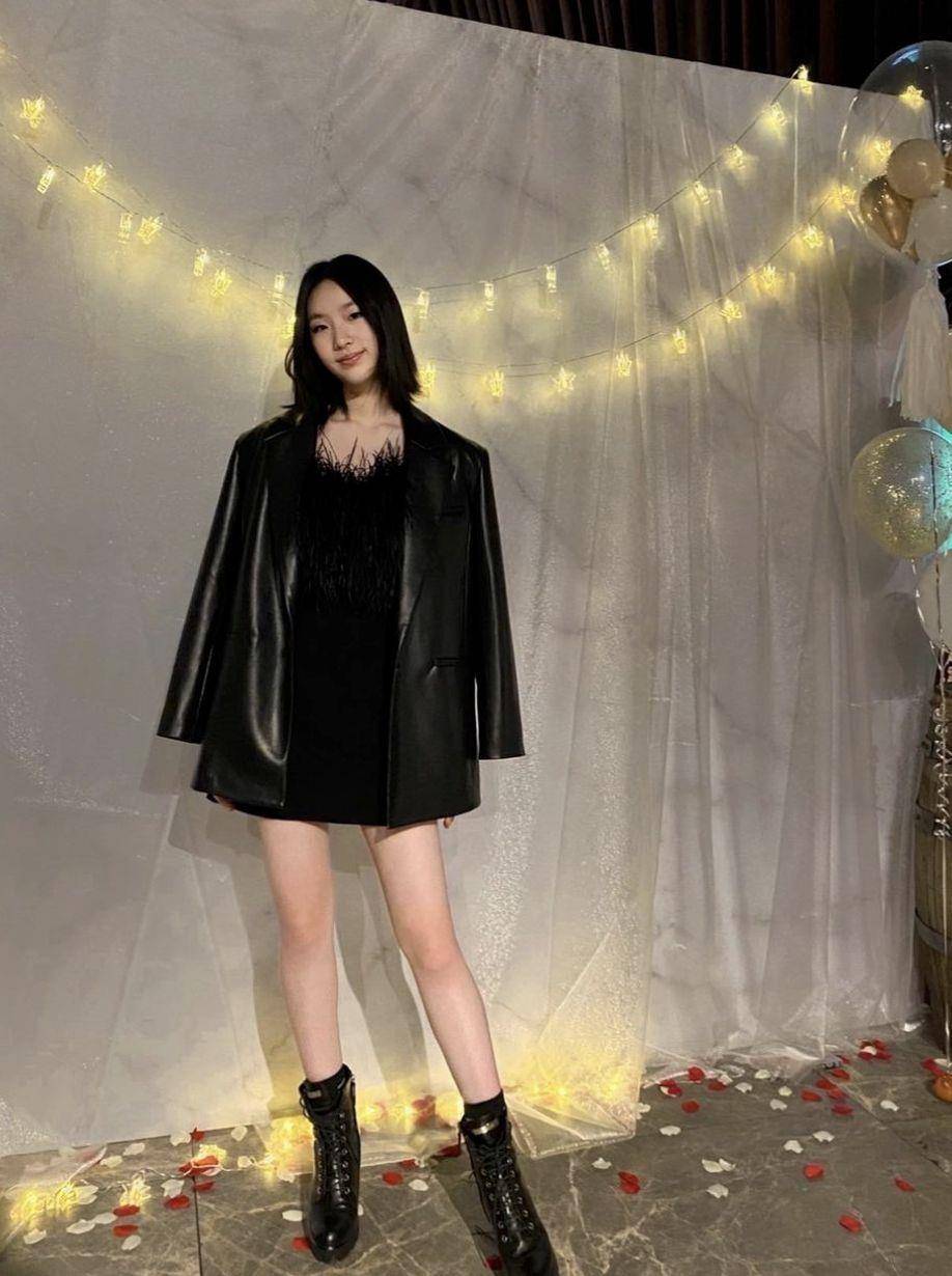 小S与大女儿Elly默契晒暗黑皮衣造型！“同款外套”长腿线条神复制 名人名流 图2张