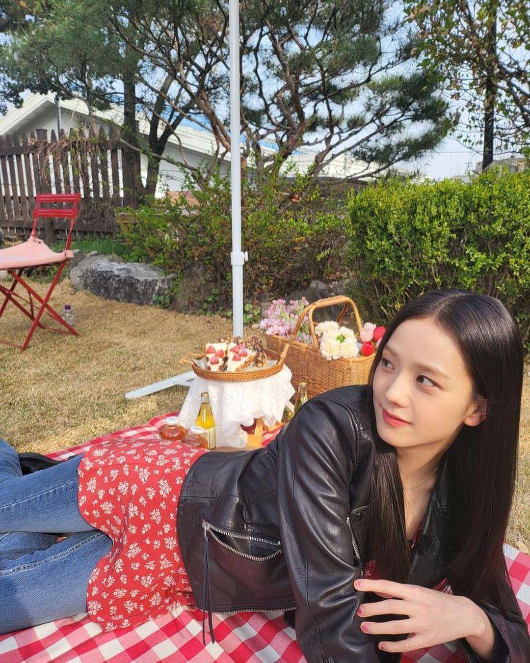 小S与大女儿Elly默契晒暗黑皮衣造型！“同款外套”长腿线条神复制 名人名流 图3张