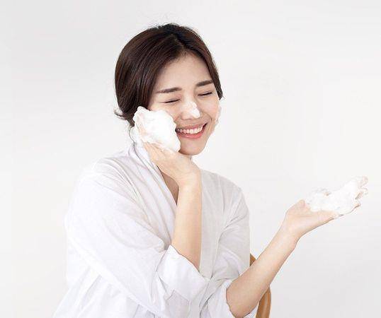 医师曝“3大卸妆误区”难怪皮肤差！用卸妆水反复擦超NG 最新资讯 图4张