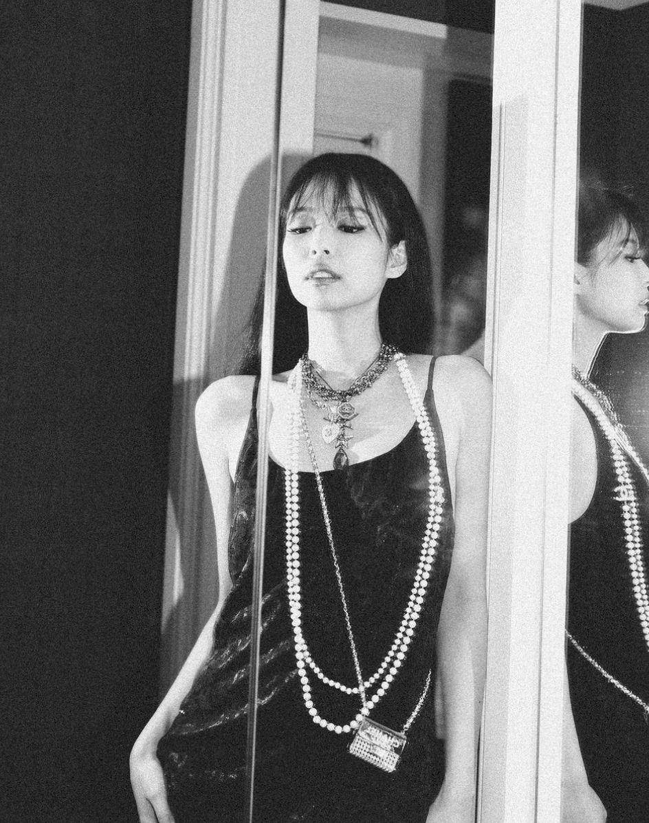 暗夜中的人间香奈儿！Jennie公开Met Gala“派对战袍”配长靴超性感 名人名流 图2张