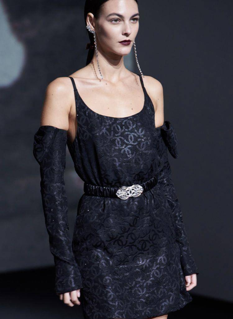 暗夜中的人间香奈儿！Jennie公开Met Gala“派对战袍”配长靴超性感 名人名流 图5张