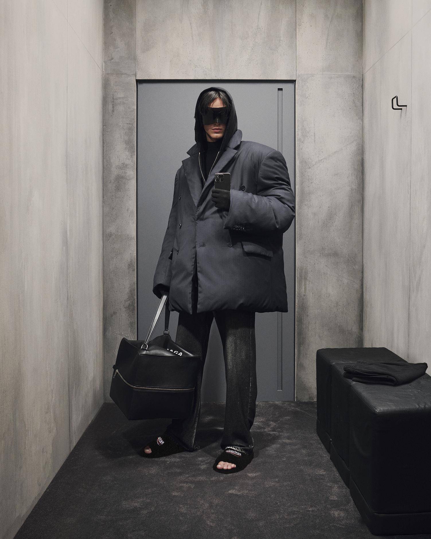 在试衣间拍照BALENCIAGA都知道！“对镜自拍大片”秋季沙漏包新登场 时尚穿搭 图1张