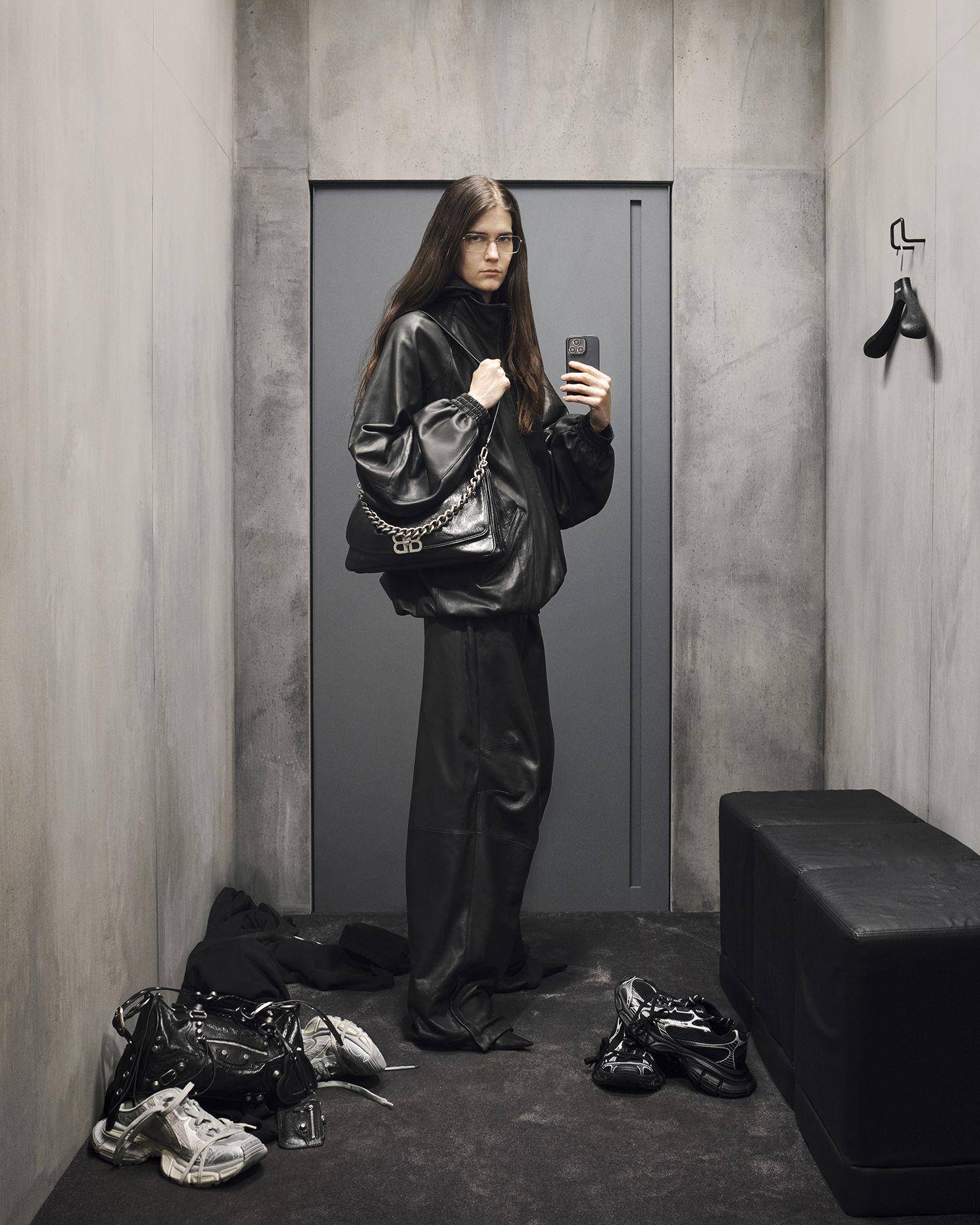 在试衣间拍照BALENCIAGA都知道！“对镜自拍大片”秋季沙漏包新登场 时尚穿搭 图2张