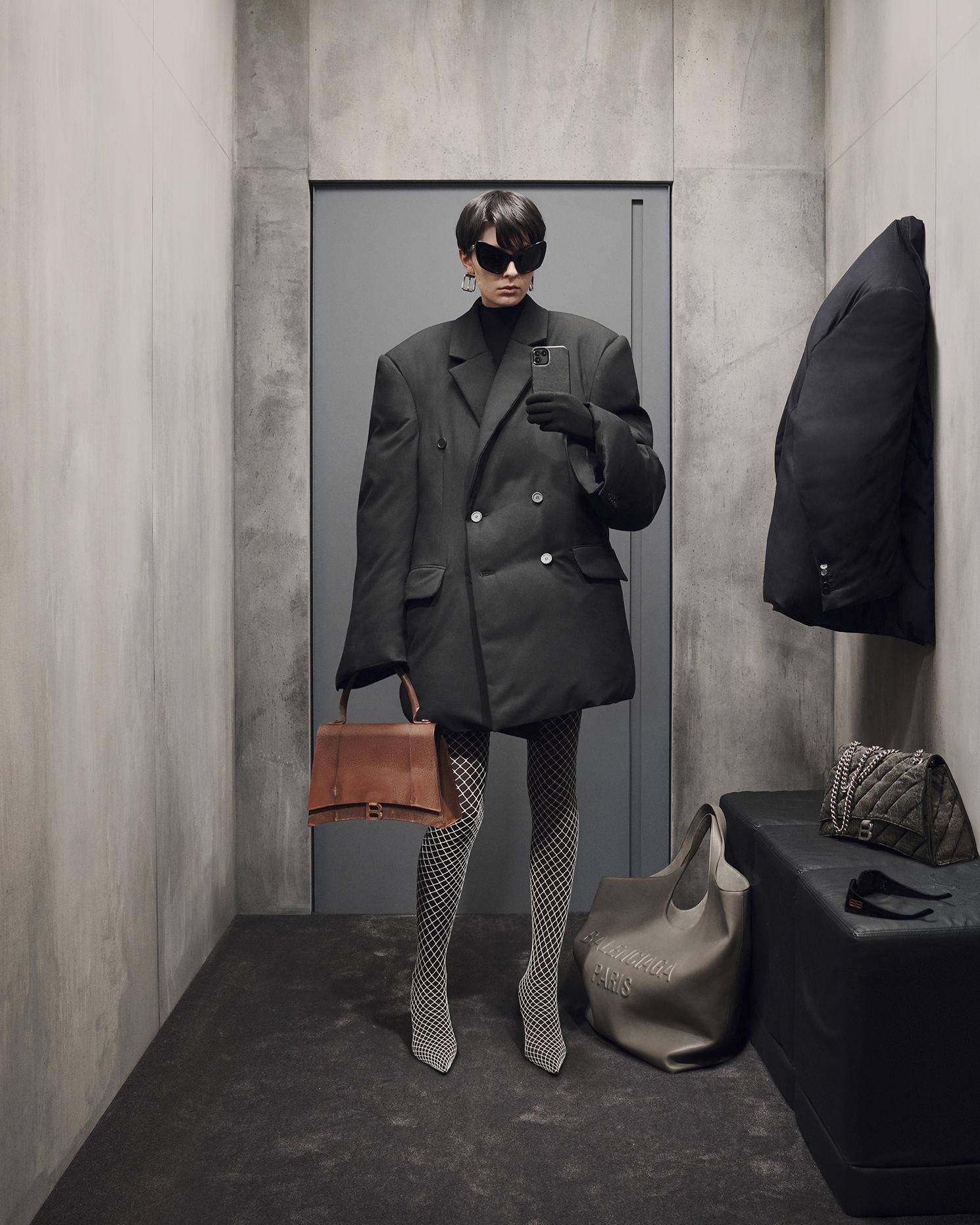 在试衣间拍照BALENCIAGA都知道！“对镜自拍大片”秋季沙漏包新登场 时尚穿搭 图3张