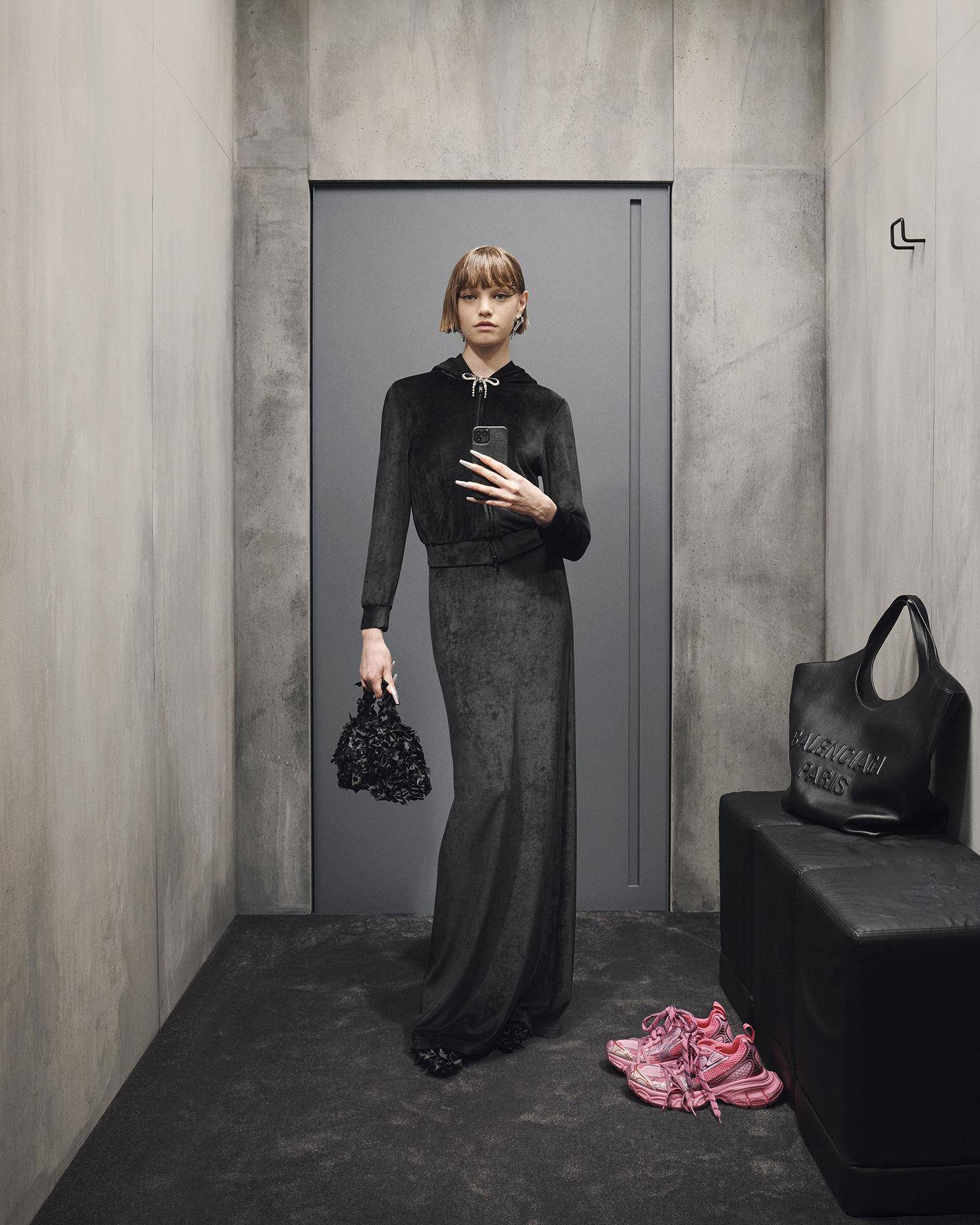 在试衣间拍照BALENCIAGA都知道！“对镜自拍大片”秋季沙漏包新登场 时尚穿搭 图4张