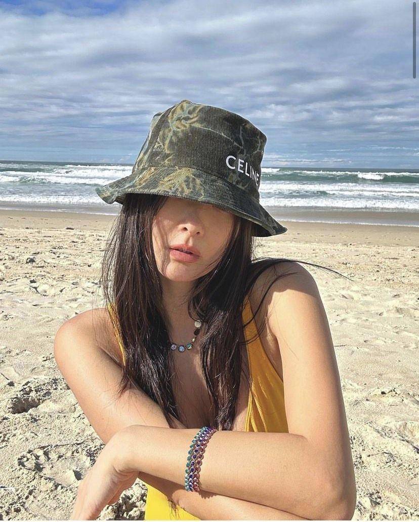 孙芸芸露深沟化身年轻辣妹　彩虹首饰青春无敌 时尚穿搭 图3张